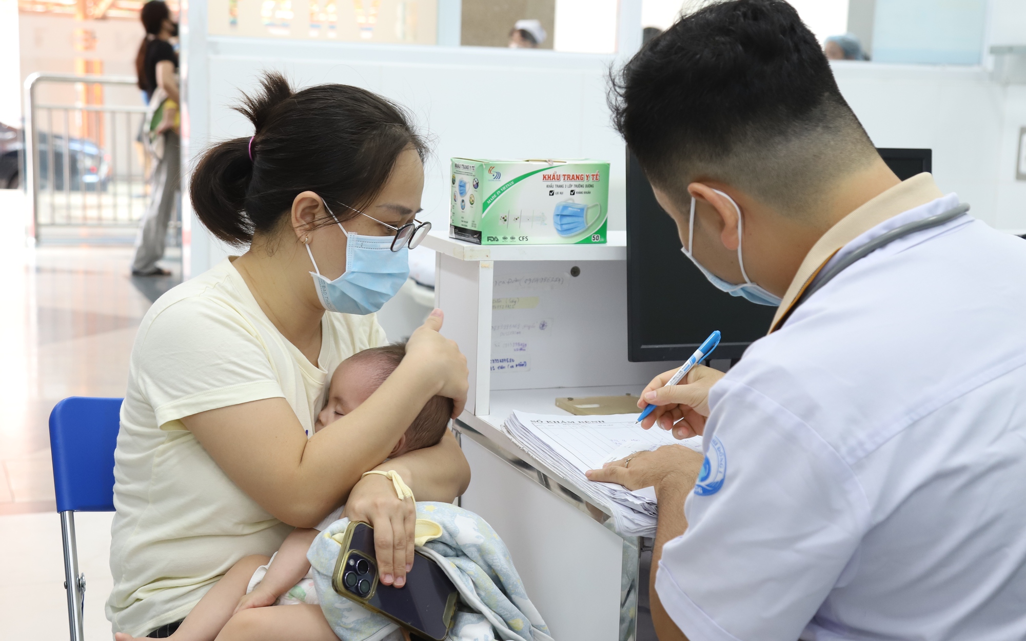 Mắc tay chân miệng độ 4 khiến trẻ nguy kịch, cha mẹ cần chú ý dấu hiệu nguy hiểm nào?- Ảnh 2. Số ca tay chân miệng tại TPHCM tăng nhanh, nhiều ca dương tính với virus EV71