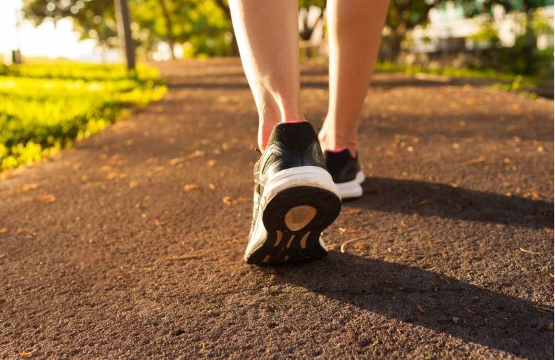 স্বাস্থ্যগত সুবিধা সর্বাধিক করার জন্য দিনের কোন সময় হাঁটা সবচেয়ে ভালো? - ছবি ১। Đi bộ vào thời điểm nào trong ngày mang lại lợi ích sức khỏe tối ưu?- Ảnh 1.