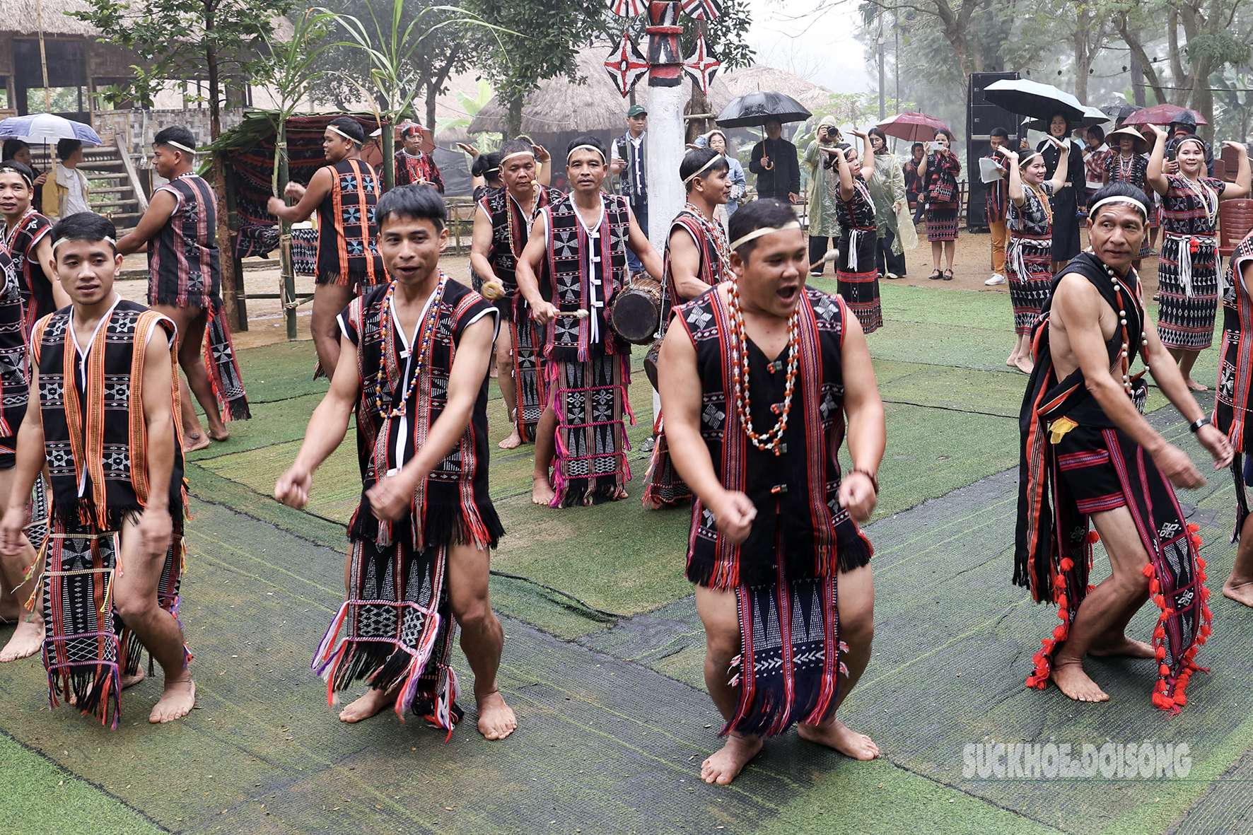 Sức mạnh nam nhi trong nghi lễ kết nghĩa của người Cơ Tu- Ảnh 8.