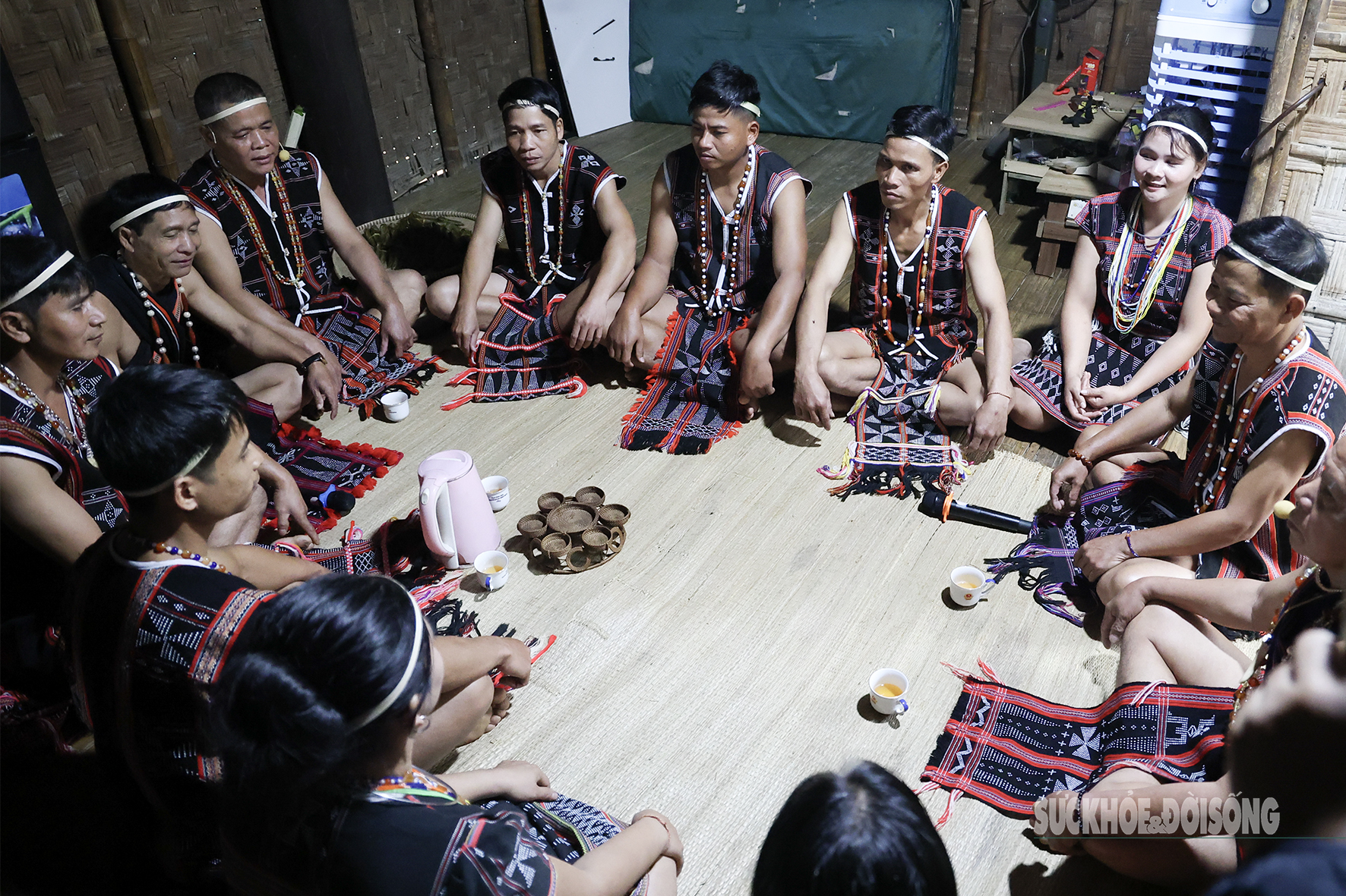 Sức mạnh nam nhi trong nghi lễ kết nghĩa của người Cơ Tu- Ảnh 1.