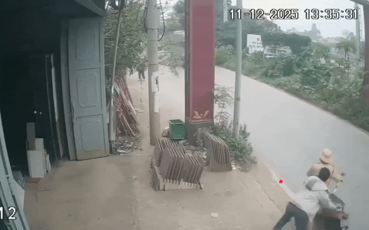 Rùng mình khoảnh khắc người đàn ông đẩy CSGT vào ô tô đang chạy- Ảnh 2. Rùng mình khoảnh khắc người đàn ông đẩy CSGT vào ô tô đang chạy- Ảnh 2.