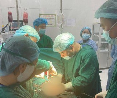 A felsőbb szintű hatóságok támogatásával, valamint a szakmai képzés és átadás révén a Ninh Binh Szülészeti és Gyermekgyógyászati Kórház jelentősen fejlesztette szakértelmét - 2. kép. Tuyến trên hỗ trợ, đào tạo chuyển giao kỹ thuật, Bệnh viện Sản Nhi Ninh Bình phát triển tốt chuyên môn- Ảnh 2.