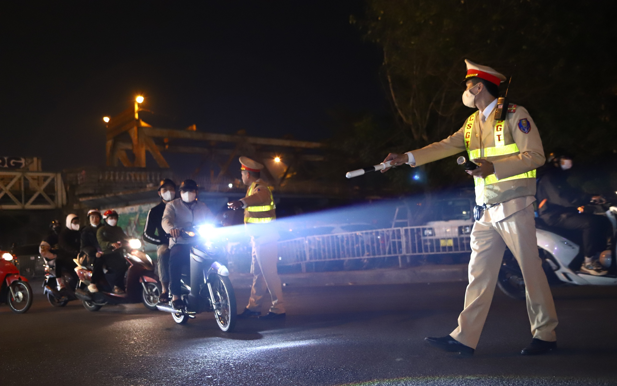 Người đàn ông có cồn vượt khung 'luôn miệng' nhận sai nhưng tranh cãi nửa giờ không ký biên bản- Ảnh 1. CSGT mở cao điểm, kiểm tra nồng độ cồn từ Mùng 1 Tết, kiểm soát 24/24h