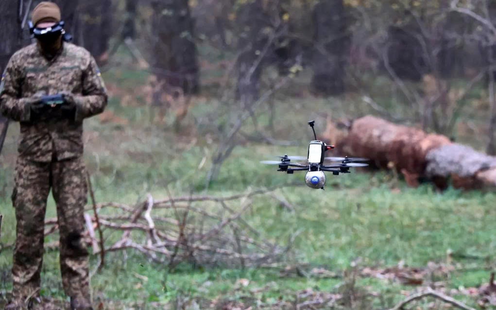 Binh lính Ukraine dùng khí tài cổ lỗ thời thế chiến một đối phó siêu vũ khí Nga- Ảnh 2. Ukraine đổi mới chiến thuật UAV để bào mòn sức mạnh Nga trên tiền tuyến