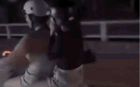 Clip cô gái lái xe máy buông 2 tay, vái lạy người đi đường