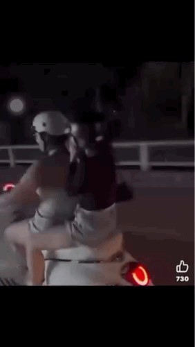 Clip cô gái lái xe máy buông 2 tay, vái lạy người đi đường- Ảnh 1.