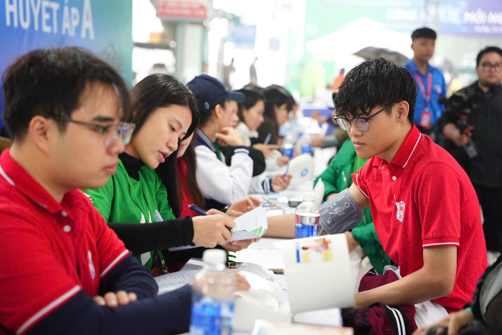 Hơn 100 thầy thuốc dựng 'phòng khám đặc biệt' giữa phố đi bộ Trần Nhân Tông- Ảnh 14. Hơn 100 thầy thuốc dựng 'phòng khám đặc biệt' giữa phố đi bộ Trần Nhân Tông- Ảnh 14.