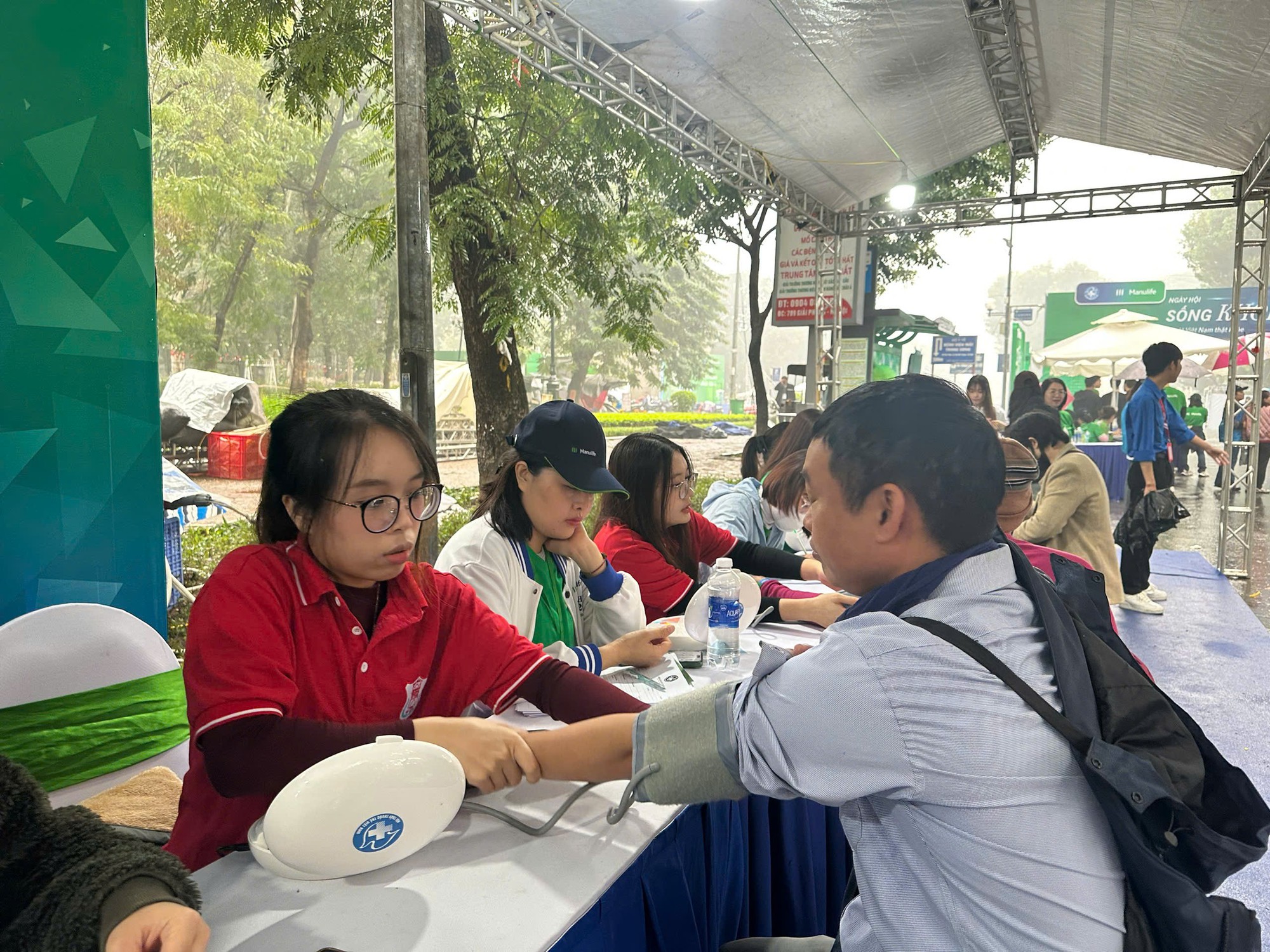 Hơn 100 thầy thuốc dựng 'phòng khám đặc biệt' giữa phố đi bộ Trần Nhân Tông- Ảnh 10. Hơn 100 thầy thuốc dựng 'phòng khám đặc biệt' giữa phố đi bộ Trần Nhân Tông- Ảnh 10.