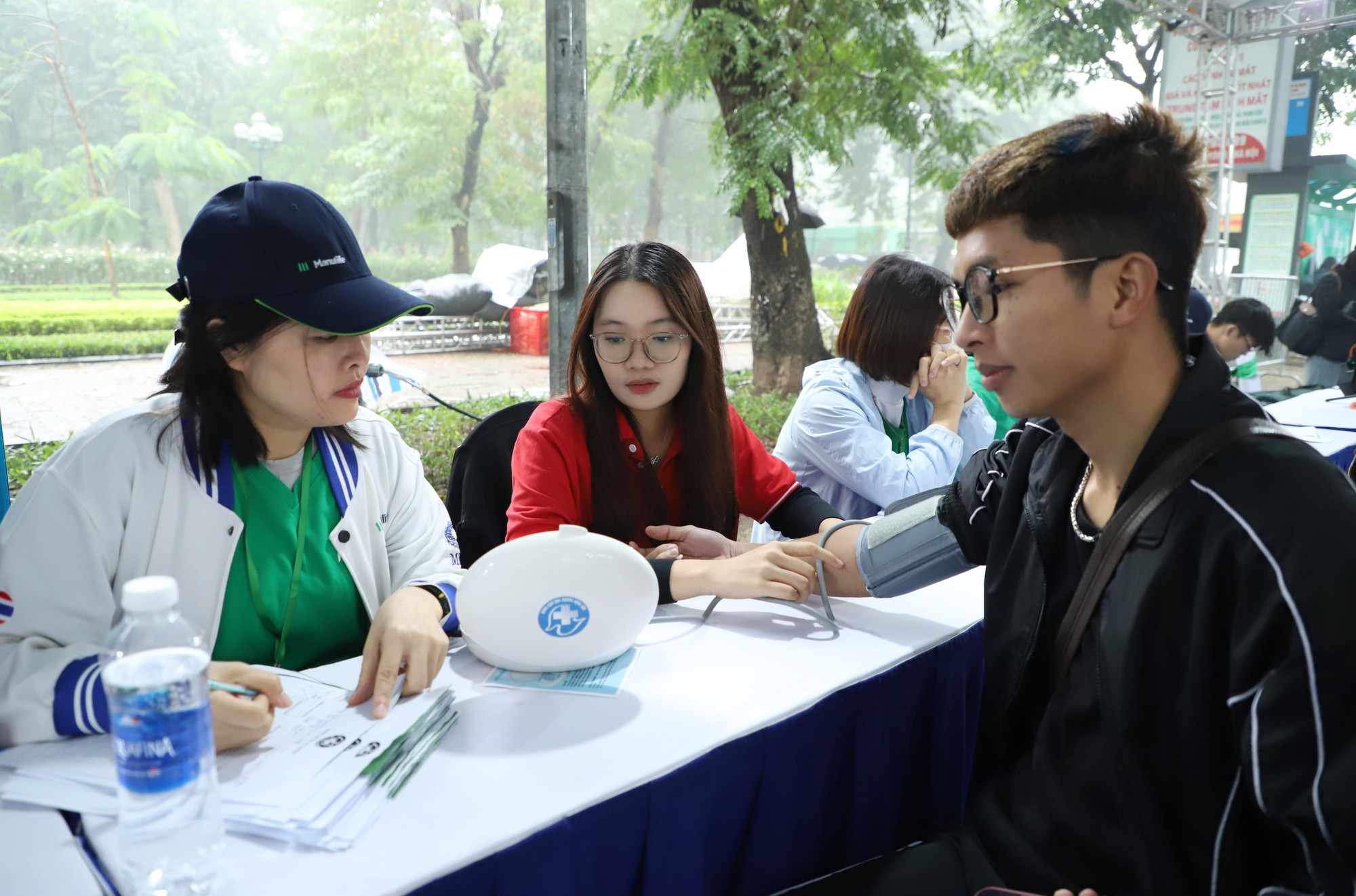 Hơn 100 thầy thuốc dựng 'phòng khám đặc biệt' giữa phố đi bộ Trần Nhân Tông- Ảnh 9. Hơn 100 thầy thuốc dựng 'phòng khám đặc biệt' giữa phố đi bộ Trần Nhân Tông- Ảnh 9.