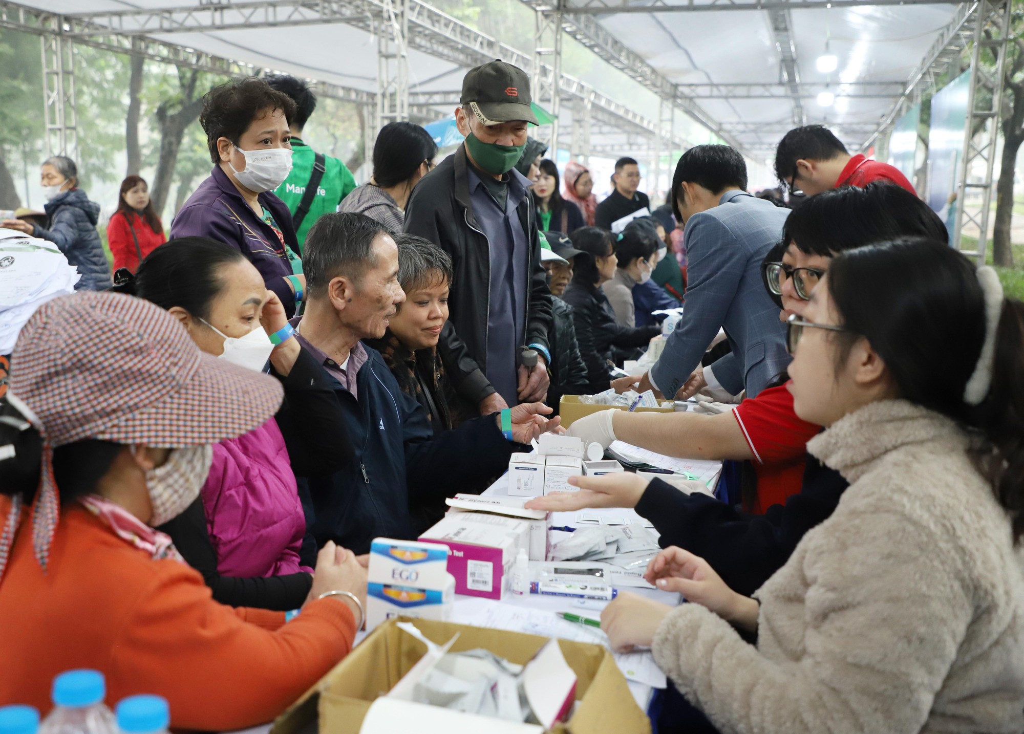 Hơn 100 thầy thuốc dựng 'phòng khám đặc biệt' giữa phố đi bộ Trần Nhân Tông- Ảnh 7. Hơn 100 thầy thuốc dựng 'phòng khám đặc biệt' giữa phố đi bộ Trần Nhân Tông- Ảnh 7.