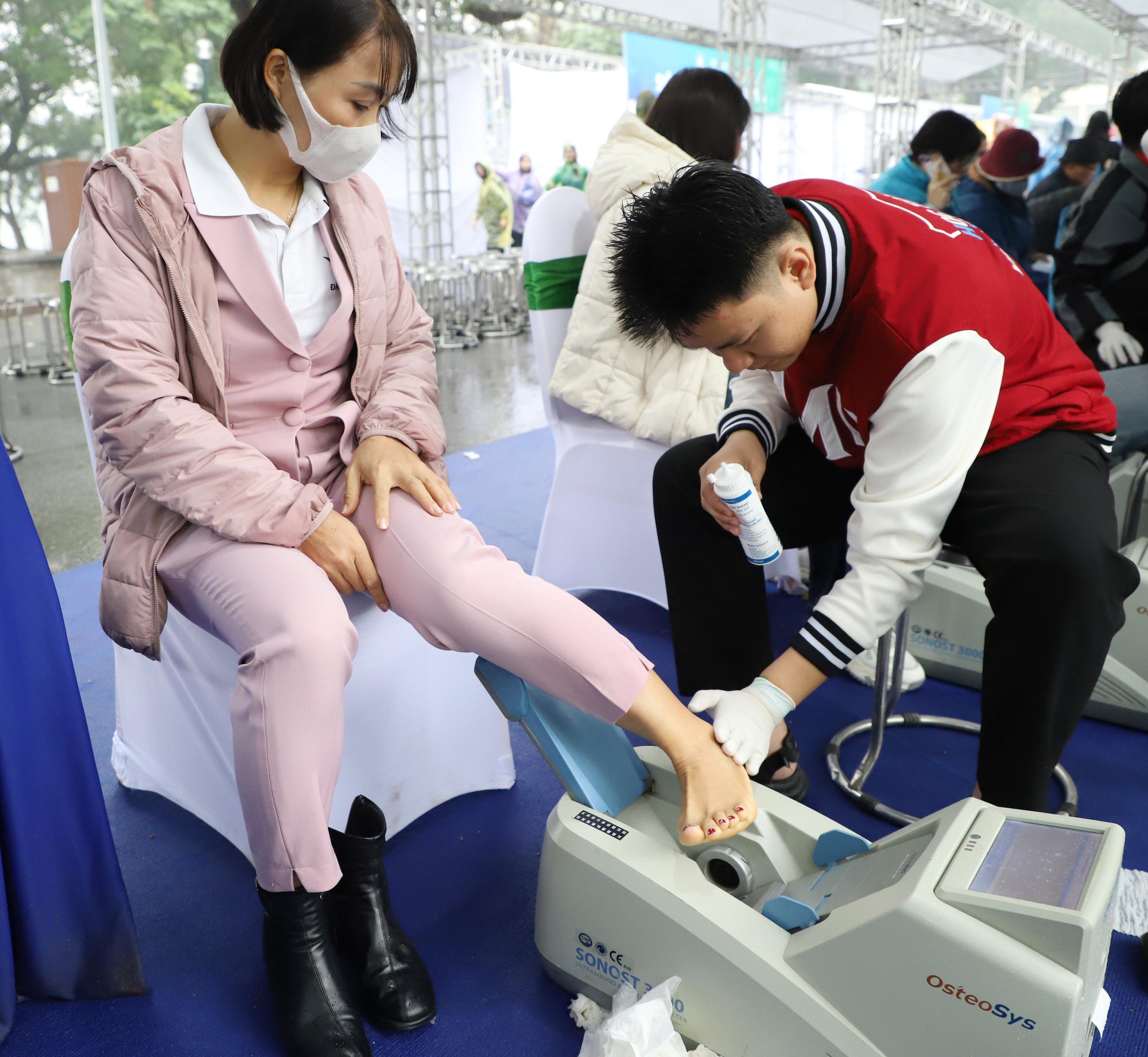 Hơn 100 thầy thuốc dựng 'phòng khám đặc biệt' giữa phố đi bộ Trần Nhân Tông- Ảnh 11. Hơn 100 thầy thuốc dựng 'phòng khám đặc biệt' giữa phố đi bộ Trần Nhân Tông- Ảnh 11.