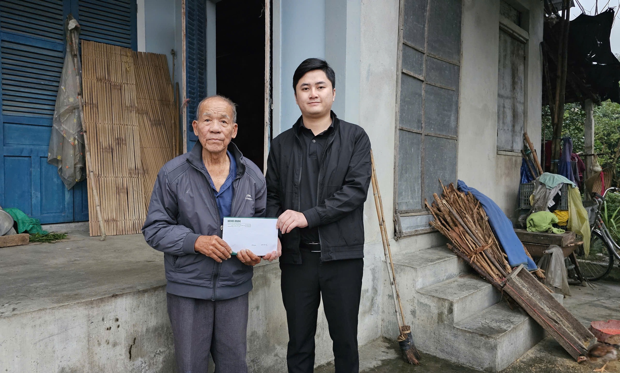 Tấm lòng bạn đọc Báo Sức khỏe và Đời sống đến với cụ ông 85 tuổi có con gái và cháu ngoại bị bệnh tâm thần- Ảnh 1. Tấm lòng bạn đọc Báo Sức khỏe và Đời sống đến với cụ ông 85 tuổi có con gái và cháu ngoại bị bệnh tâm thần- Ảnh 1.