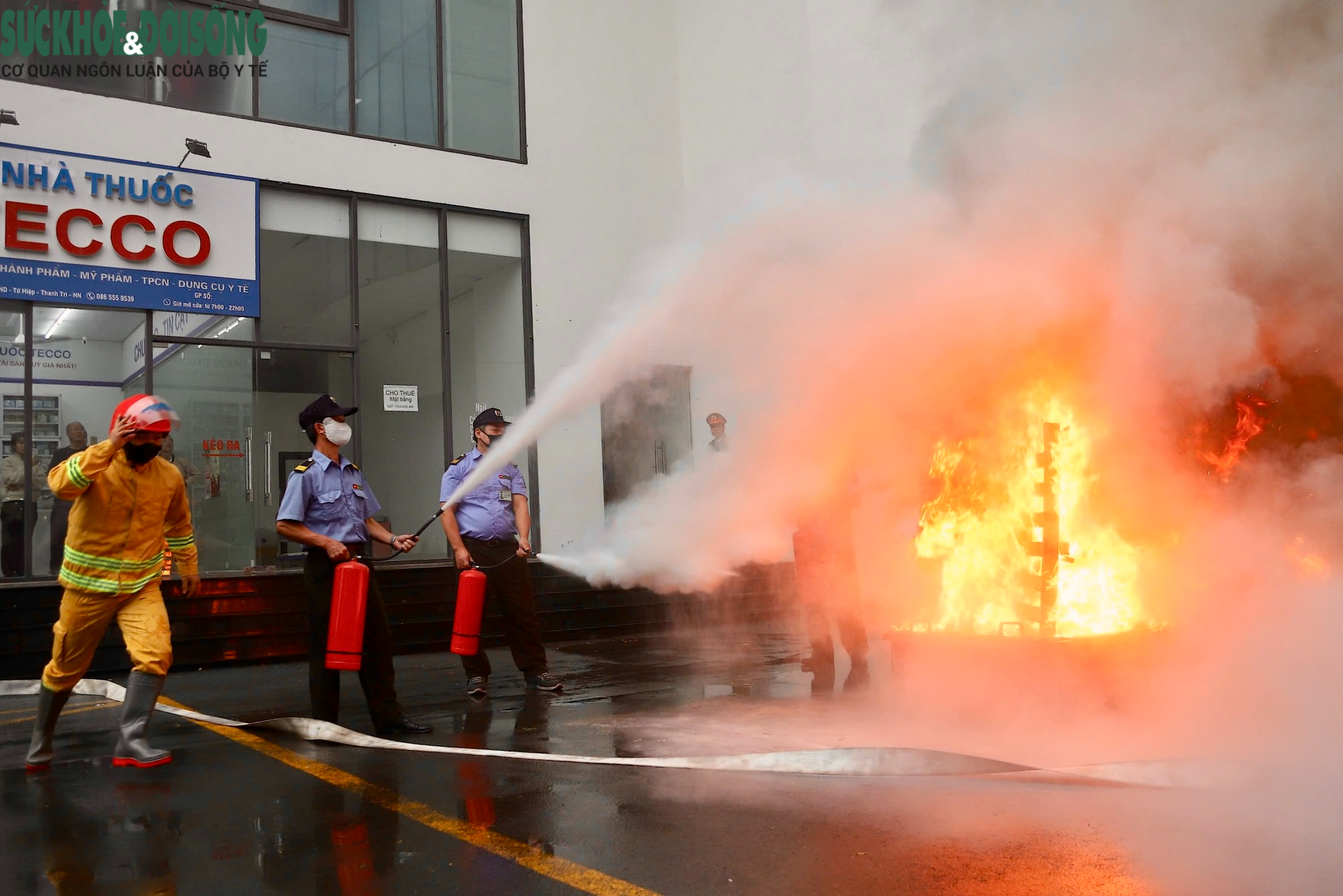 Nín thở xem cứu người mắc kẹt tầng cao trong vụ cháy giả định tại chung cư Hà Nội- Ảnh 2. Nín thở xem cứu người mắc kẹt tầng cao trong vụ cháy giả định tại chung cư Hà Nội- Ảnh 2.