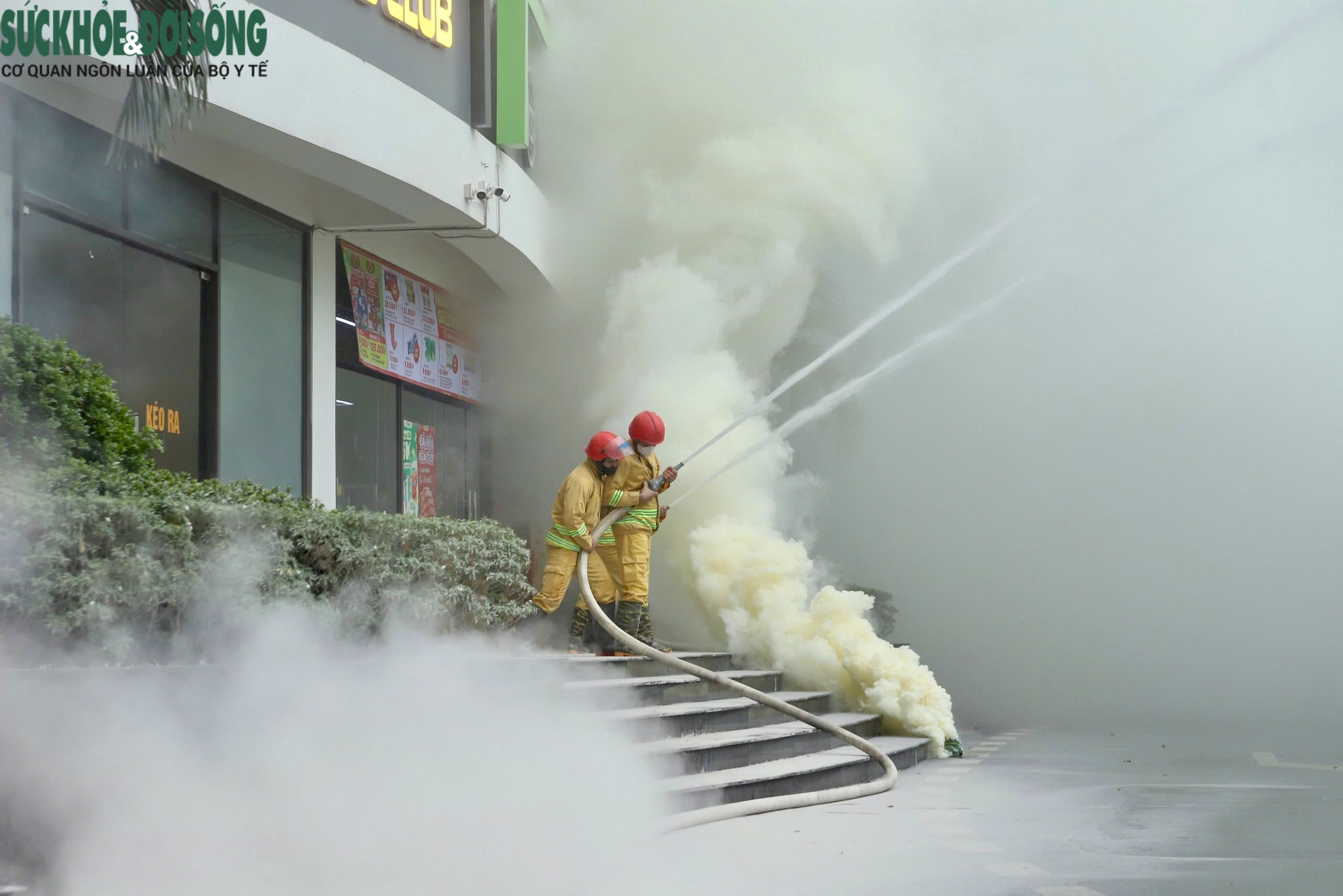 Nín thở xem cứu người mắc kẹt tầng cao trong vụ cháy giả định tại chung cư Hà Nội- Ảnh 3. Nín thở xem cứu người mắc kẹt tầng cao trong vụ cháy giả định tại chung cư Hà Nội- Ảnh 3.