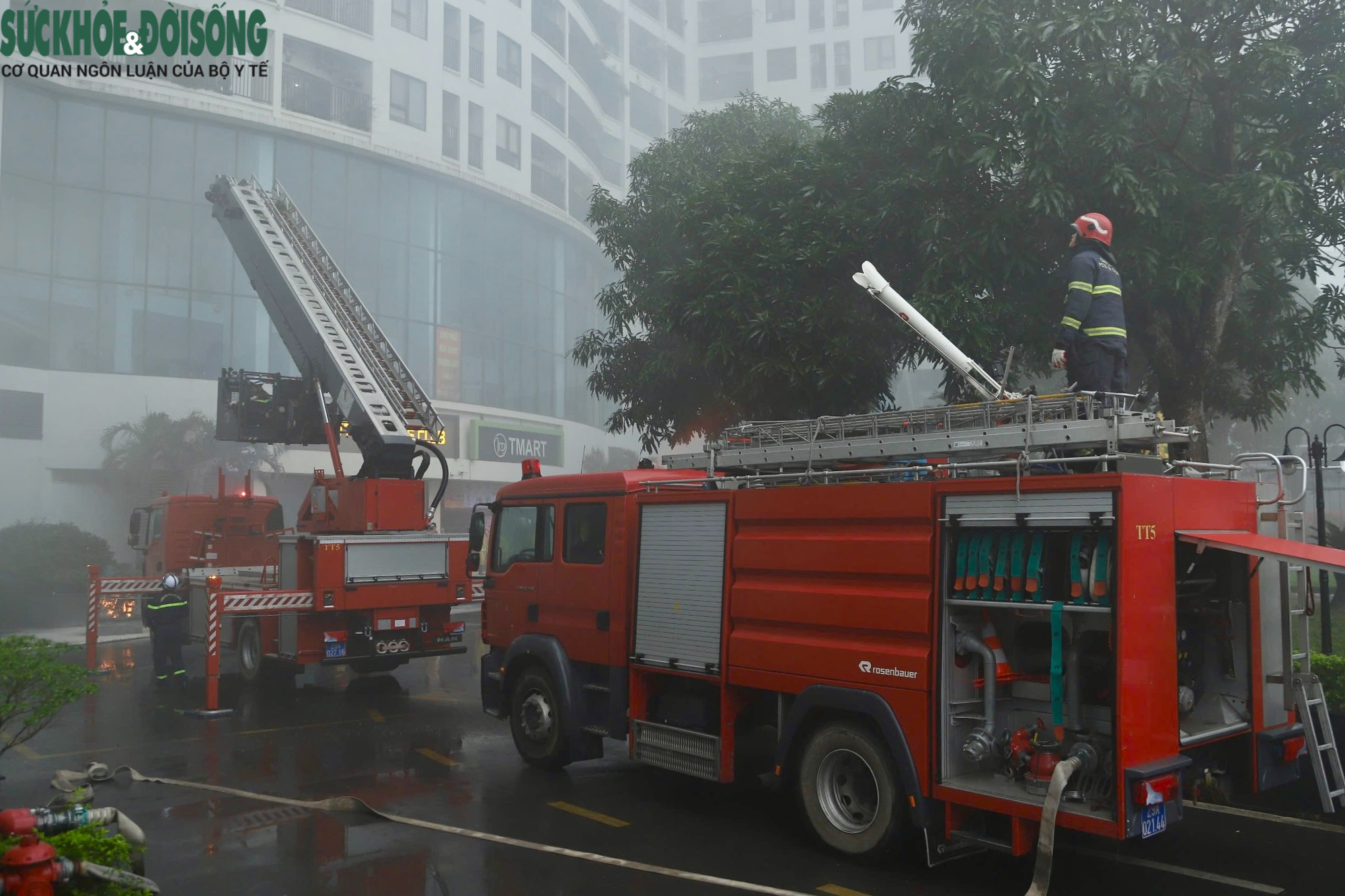 Nín thở xem cứu người mắc kẹt tầng cao trong vụ cháy giả định tại chung cư Hà Nội- Ảnh 4. Nín thở xem cứu người mắc kẹt tầng cao trong vụ cháy giả định tại chung cư Hà Nội- Ảnh 4.