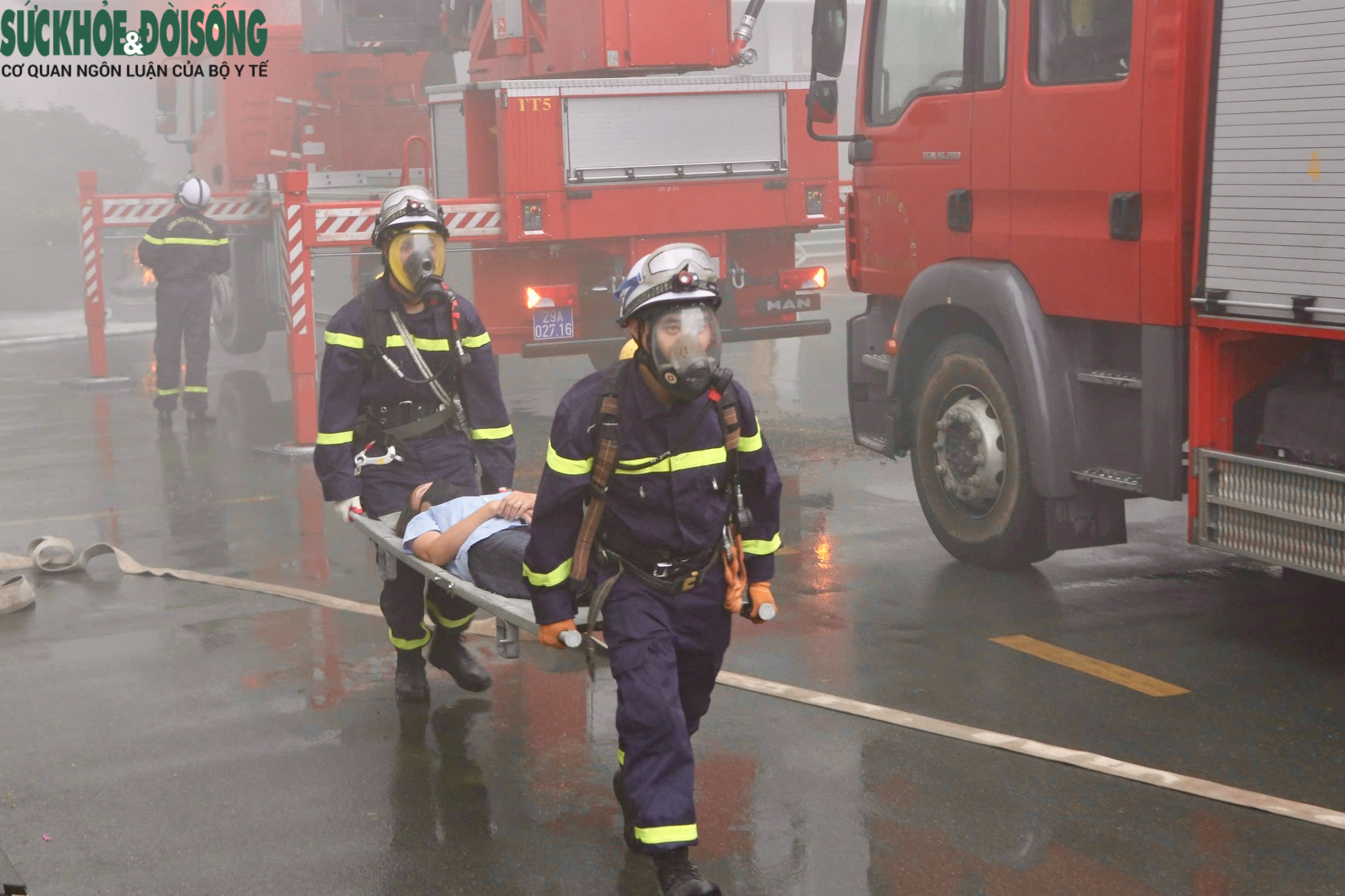 Nín thở xem cứu người mắc kẹt tầng cao trong vụ cháy giả định tại chung cư Hà Nội- Ảnh 5. Nín thở xem cứu người mắc kẹt tầng cao trong vụ cháy giả định tại chung cư Hà Nội- Ảnh 5.