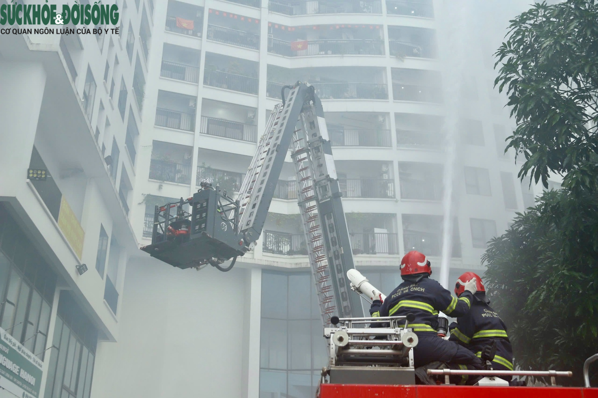 Nín thở xem cứu người mắc kẹt tầng cao trong vụ cháy giả định tại chung cư Hà Nội- Ảnh 6. Nín thở xem cứu người mắc kẹt tầng cao trong vụ cháy giả định tại chung cư Hà Nội- Ảnh 6.