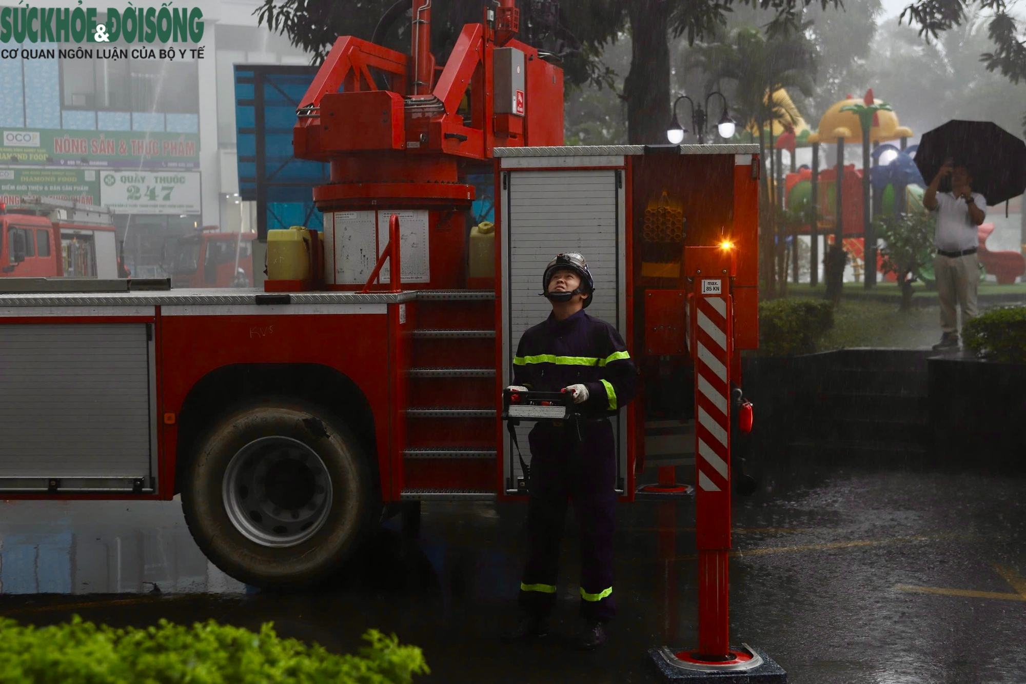 Nín thở xem cứu người mắc kẹt tầng cao trong vụ cháy giả định tại chung cư Hà Nội- Ảnh 7. Nín thở xem cứu người mắc kẹt tầng cao trong vụ cháy giả định tại chung cư Hà Nội- Ảnh 7.