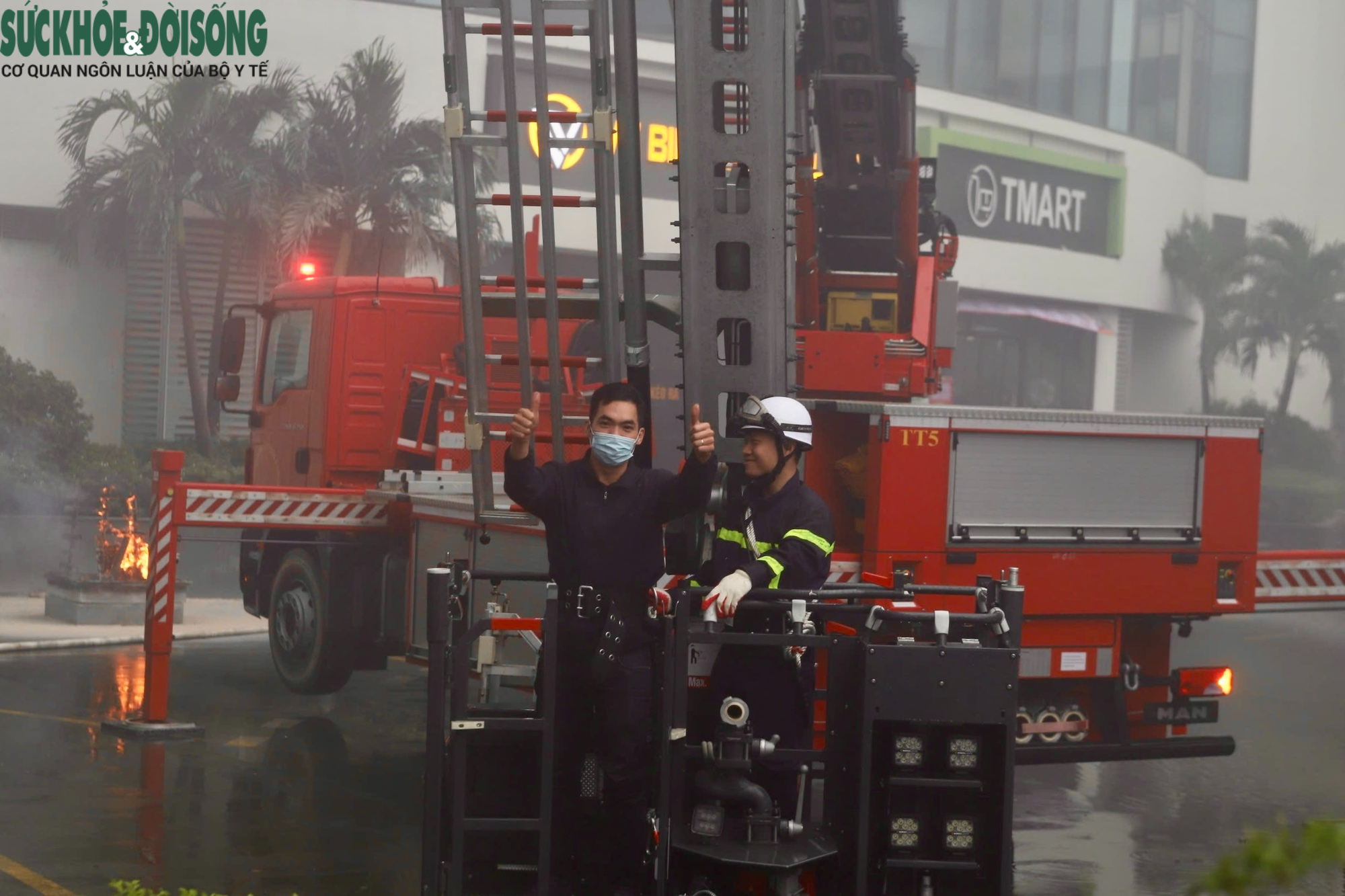 Nín thở xem cứu người mắc kẹt tầng cao trong vụ cháy giả định tại chung cư Hà Nội- Ảnh 8. Nín thở xem cứu người mắc kẹt tầng cao trong vụ cháy giả định tại chung cư Hà Nội- Ảnh 8.