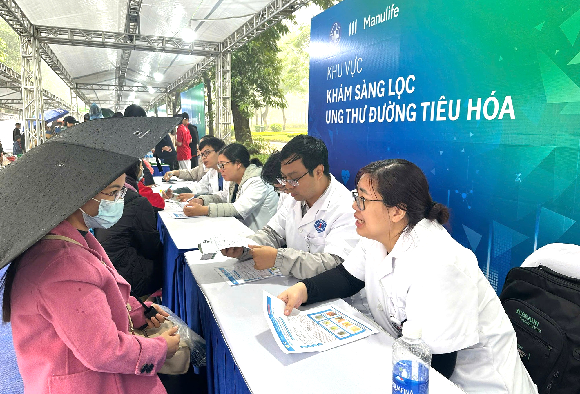 Hơn 100 thầy thuốc dựng 'phòng khám đặc biệt' giữa phố đi bộ Trần Nhân Tông- Ảnh 1. Hơn 100 thầy thuốc dựng 'phòng khám đặc biệt' giữa phố đi bộ Trần Nhân Tông- Ảnh 1.