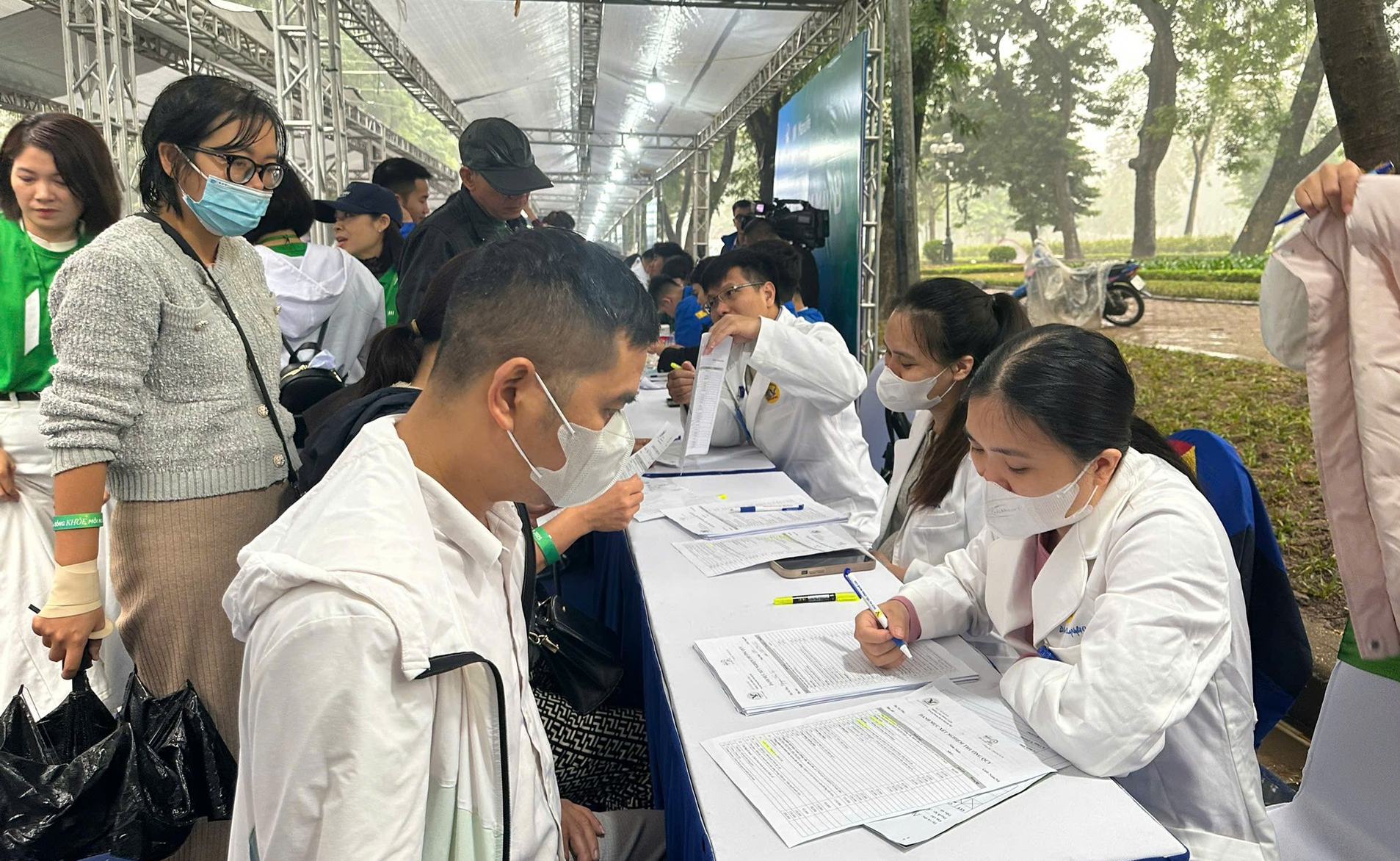 Hơn 100 thầy thuốc dựng 'phòng khám đặc biệt' giữa phố đi bộ Trần Nhân Tông- Ảnh 19. Hơn 100 thầy thuốc dựng 'phòng khám đặc biệt' giữa phố đi bộ Trần Nhân Tông- Ảnh 19.