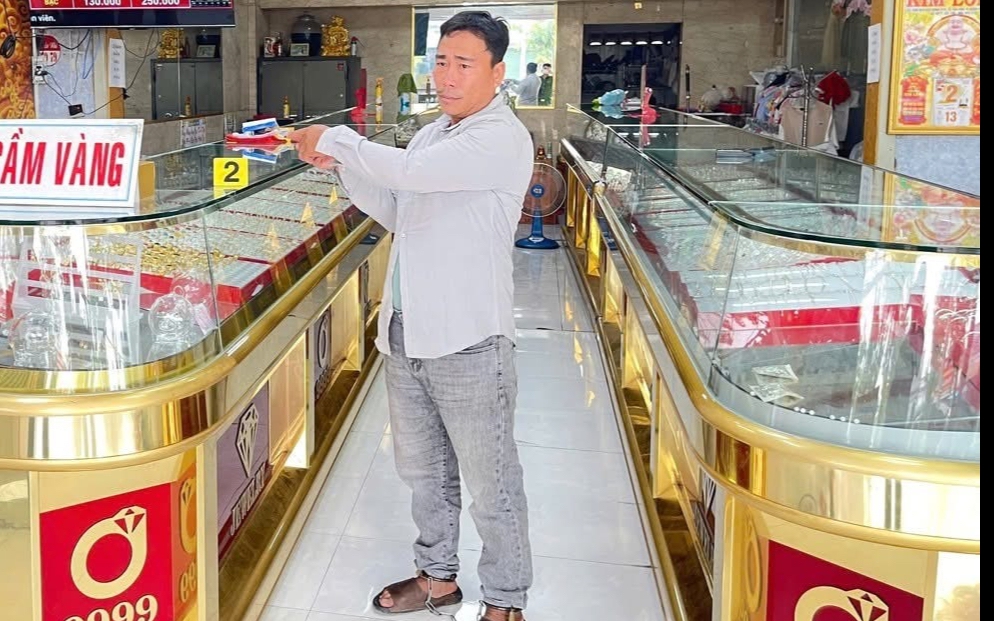 Lật tẩy 'Bạn trai Việt kiều' lừa gần 400 triệu đồng của 2 người phụ nữ - Ảnh 2. Dùng tên giả, đem vàng giả đi cầm cố