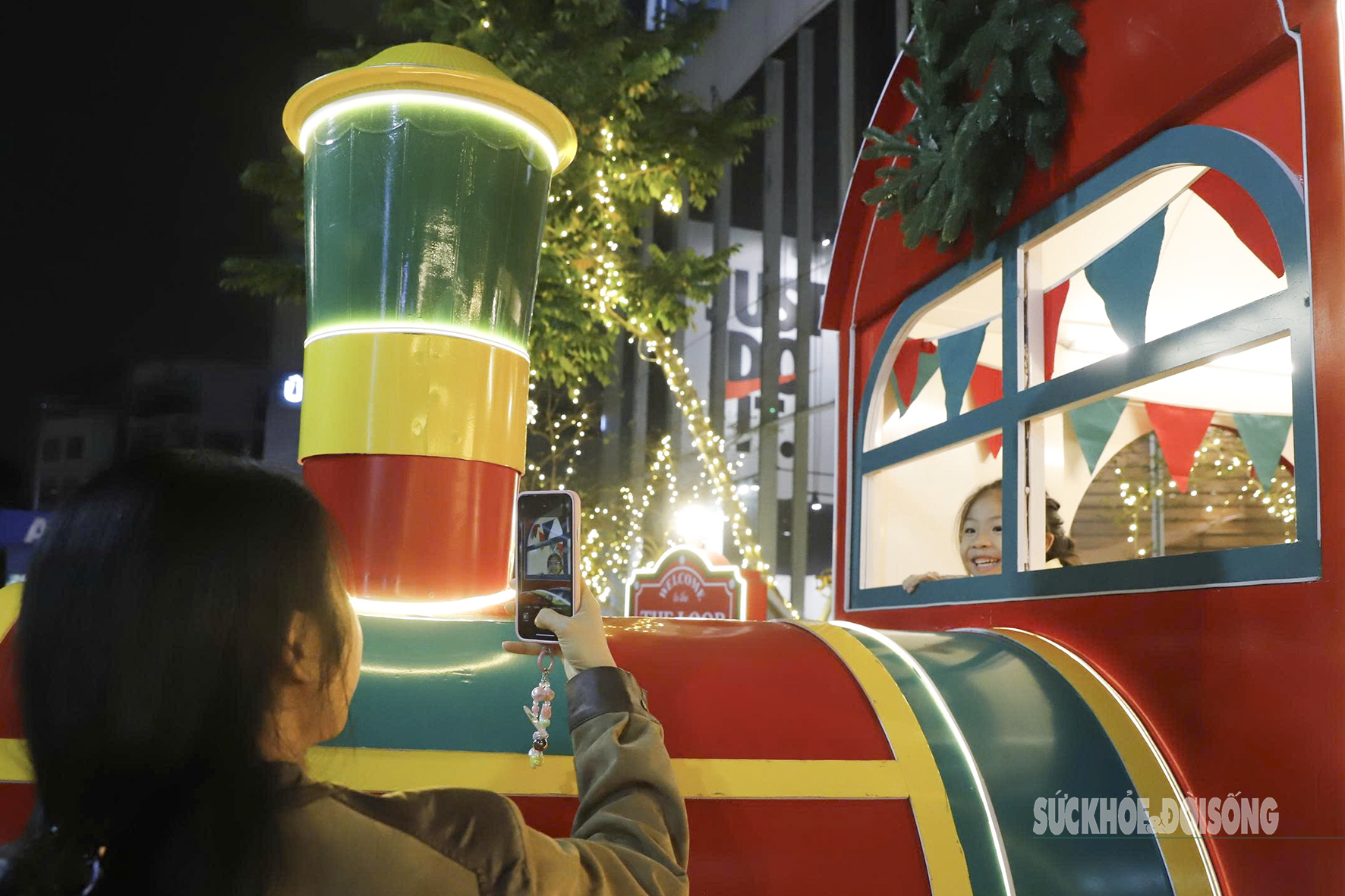 Hà Nội lung linh với hàng loạt cây thông Noel khổng lồ- Ảnh 5. Hà Nội lung linh với hàng loạt cây thông Noel khổng lồ- Ảnh 5.