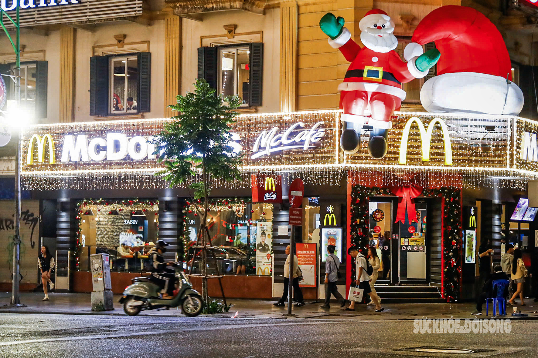 Hà Nội lung linh với hàng loạt cây thông Noel khổng lồ- Ảnh 11. Hà Nội lung linh với hàng loạt cây thông Noel khổng lồ- Ảnh 11.