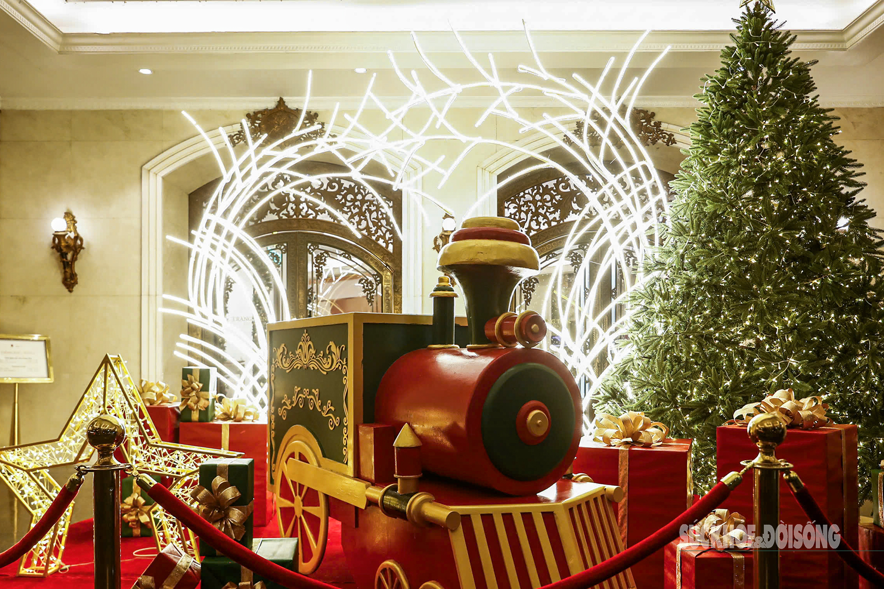 Hà Nội lung linh với hàng loạt cây thông Noel khổng lồ- Ảnh 8. Hà Nội lung linh với hàng loạt cây thông Noel khổng lồ- Ảnh 8.