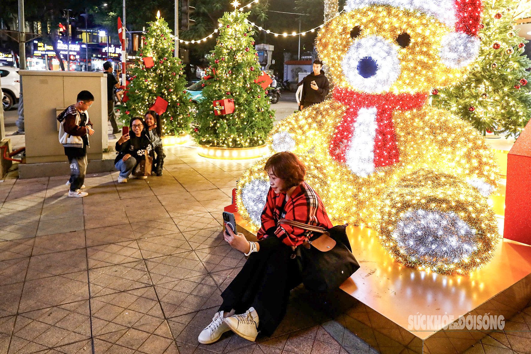 Hà Nội lung linh với hàng loạt cây thông Noel khổng lồ- Ảnh 1. Hà Nội lung linh với hàng loạt cây thông Noel khổng lồ- Ảnh 1.