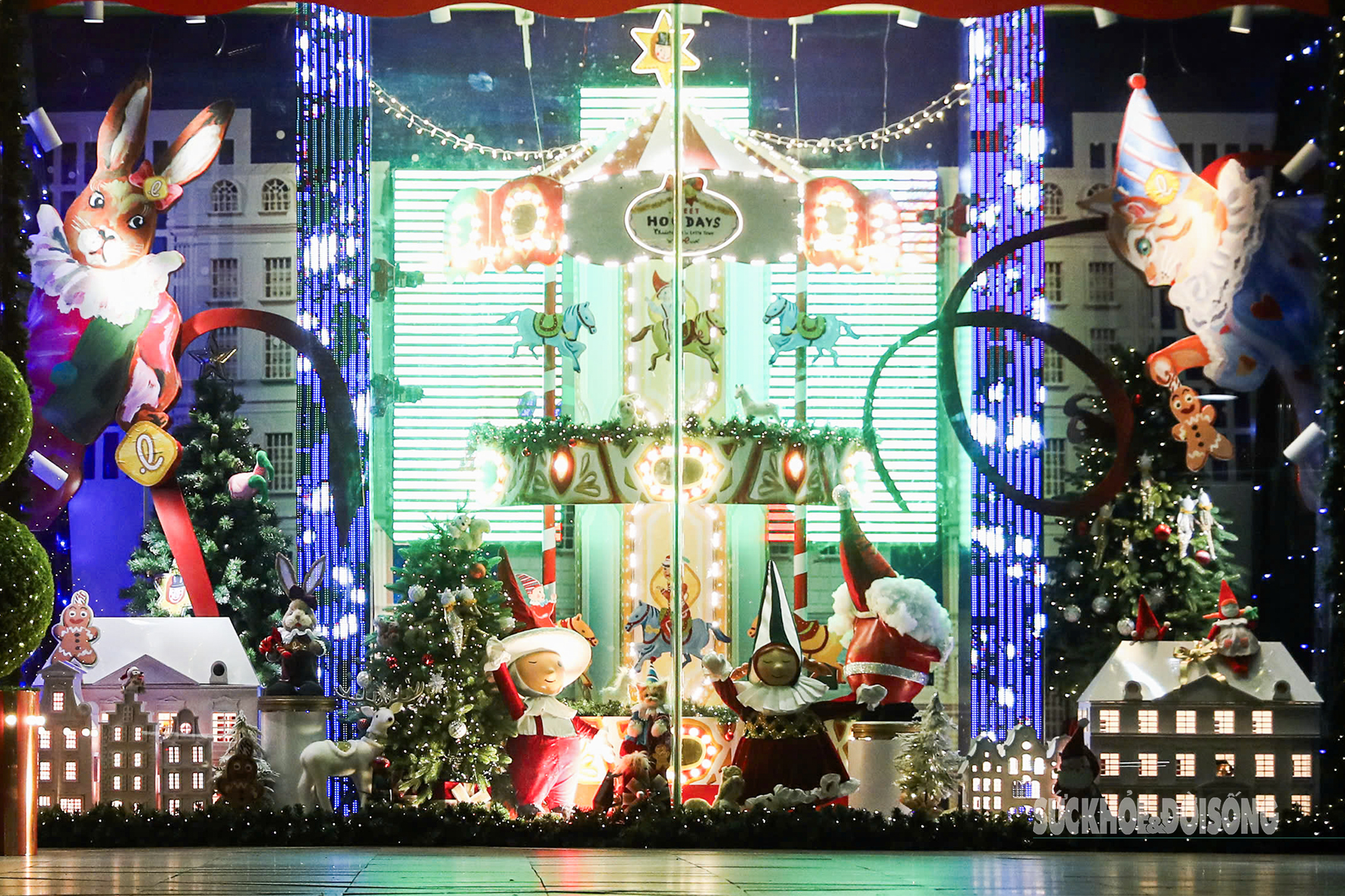 Hà Nội lung linh với hàng loạt cây thông Noel khổng lồ- Ảnh 7. Hà Nội lung linh với hàng loạt cây thông Noel khổng lồ- Ảnh 7.