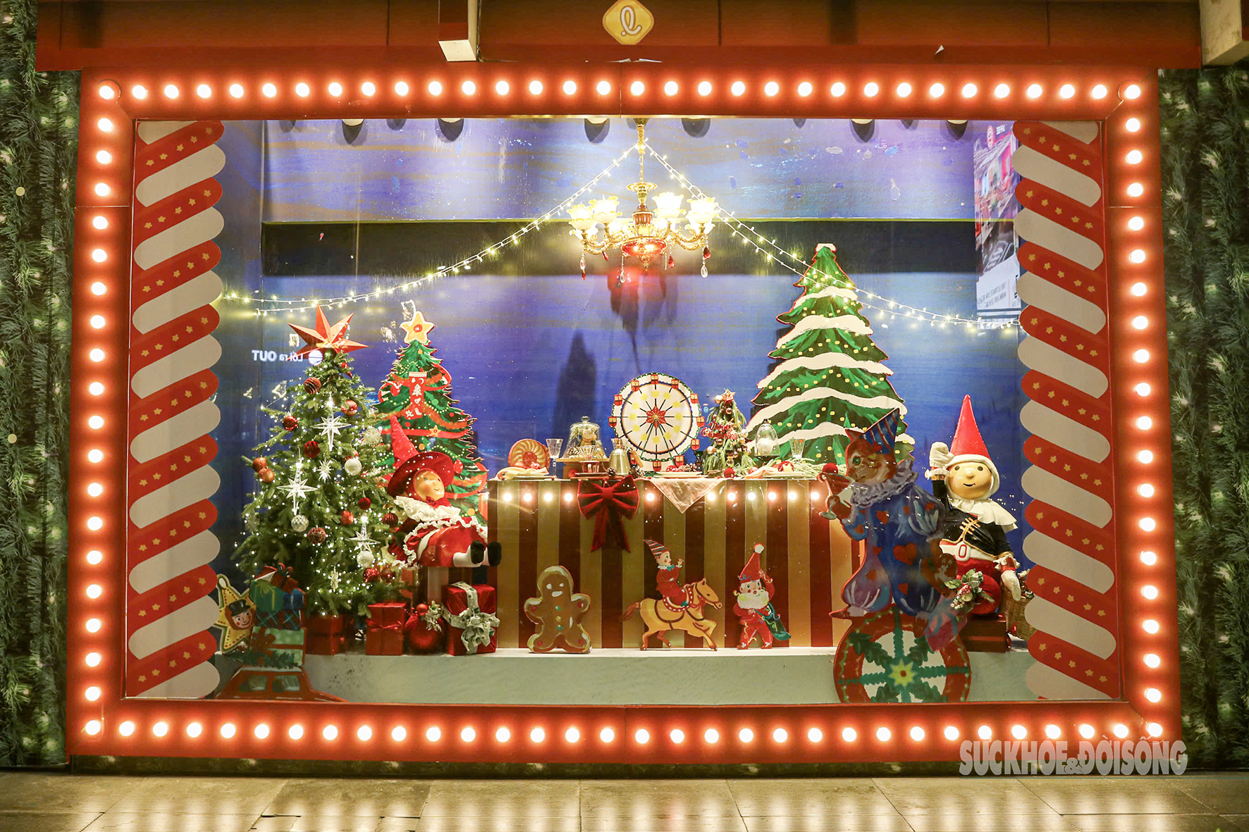 Hà Nội lung linh với hàng loạt cây thông Noel khổng lồ- Ảnh 6. Hà Nội lung linh với hàng loạt cây thông Noel khổng lồ- Ảnh 6.