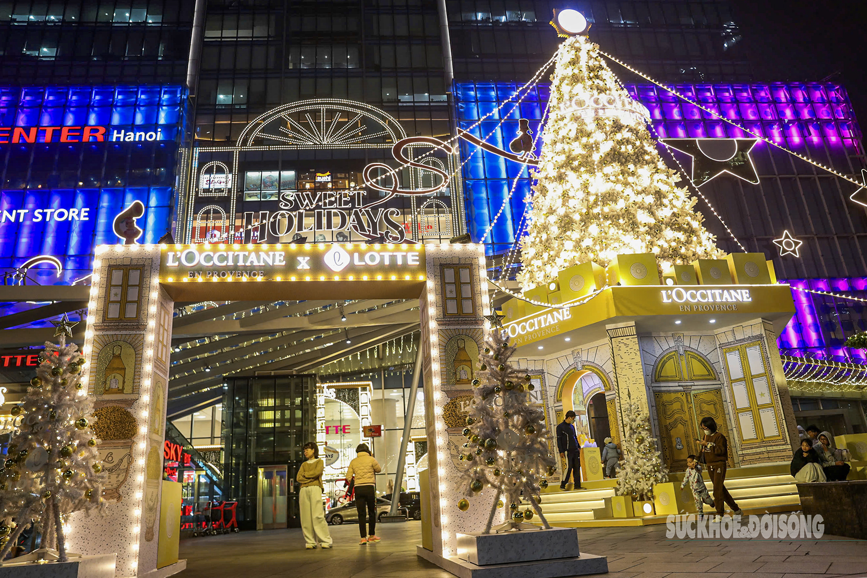 Hà Nội lung linh với hàng loạt cây thông Noel khổng lồ- Ảnh 4. Hà Nội lung linh với hàng loạt cây thông Noel khổng lồ- Ảnh 4.