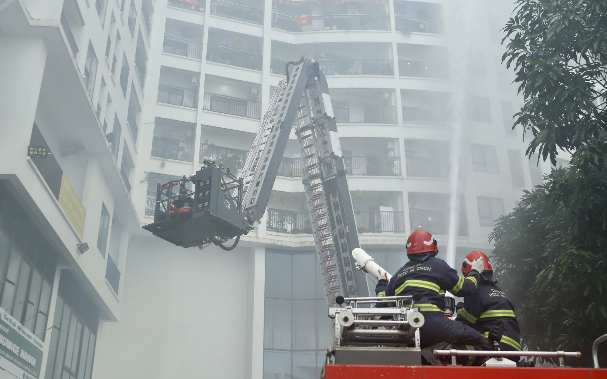 Nín thở xem cứu người mắc kẹt tầng cao trong vụ cháy giả định tại chung cư Hà Nội