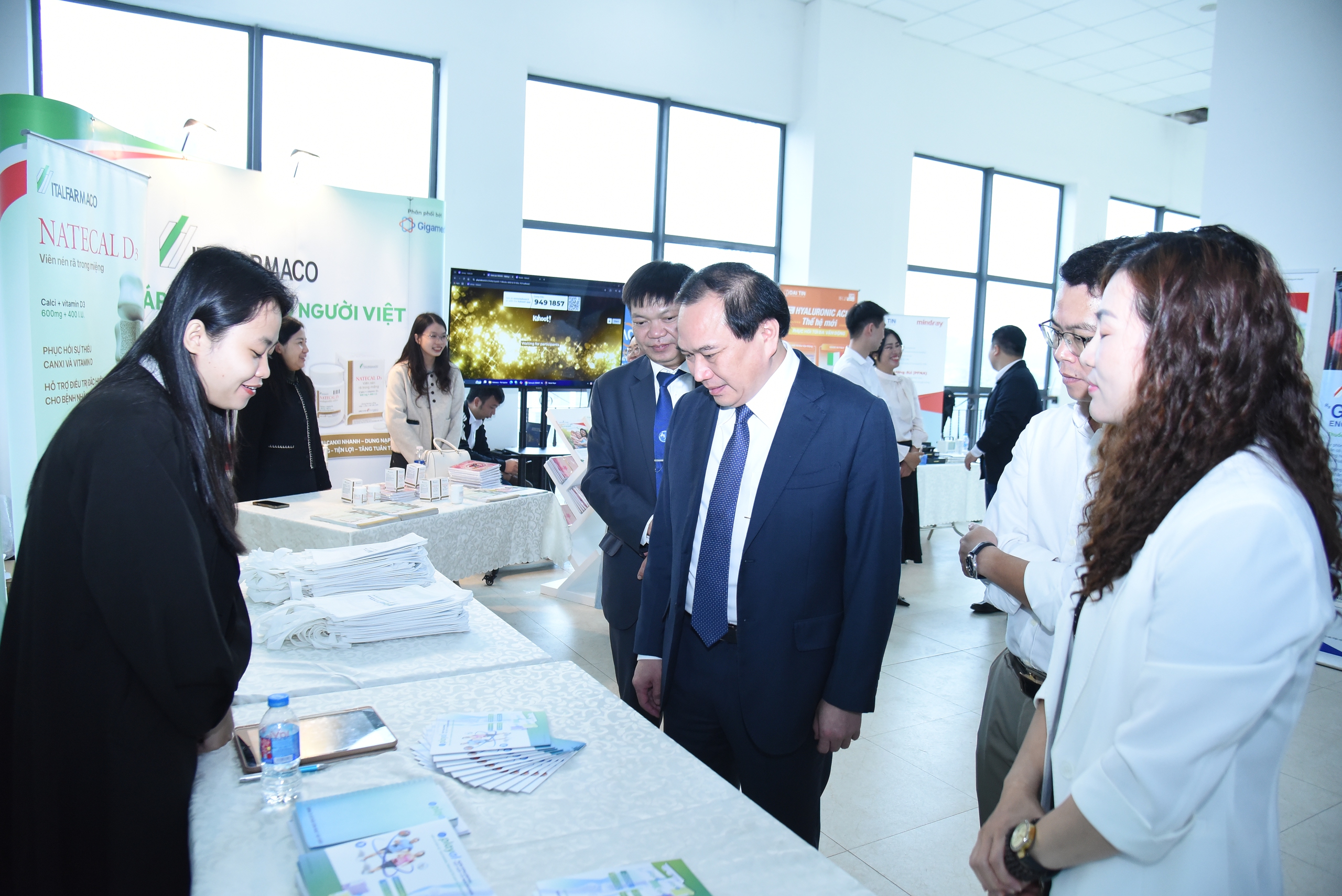 អាយុរបស់មនុស្សដែលត្រូវការការវះកាត់ជំនួសសន្លាក់កំពុងតែក្មេងជាងវ័យ ជាពិសេសបុរស - រូបថតទី 4។ Đối tượng phải thay khớp ngày càng trẻ hóa, đặc biệt là nam giới- Ảnh 4.