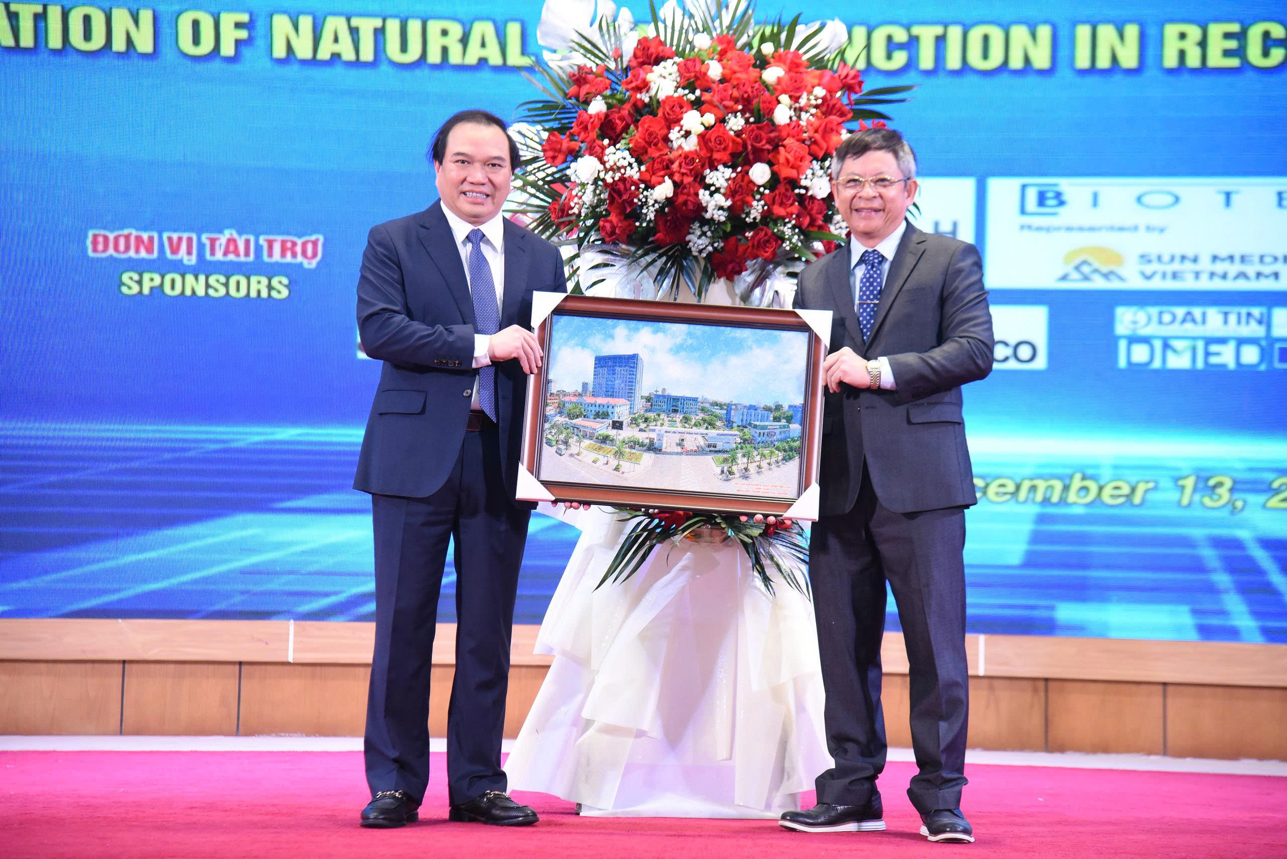 អាយុរបស់មនុស្សដែលត្រូវការការវះកាត់ជំនួសសន្លាក់កំពុងក្មេងជាងវ័យ ជាពិសេសបុរស - រូបភាពទី 2។ Đối tượng phải thay khớp ngày càng trẻ hóa, đặc biệt là nam giới- Ảnh 2.