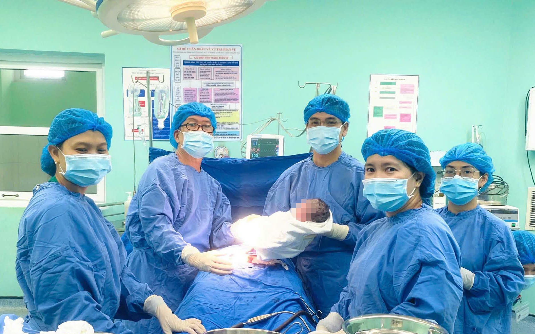 Cứu người phụ nữ bị tiền sản giật cùng 2 bé trai song sinh- Ảnh 2.