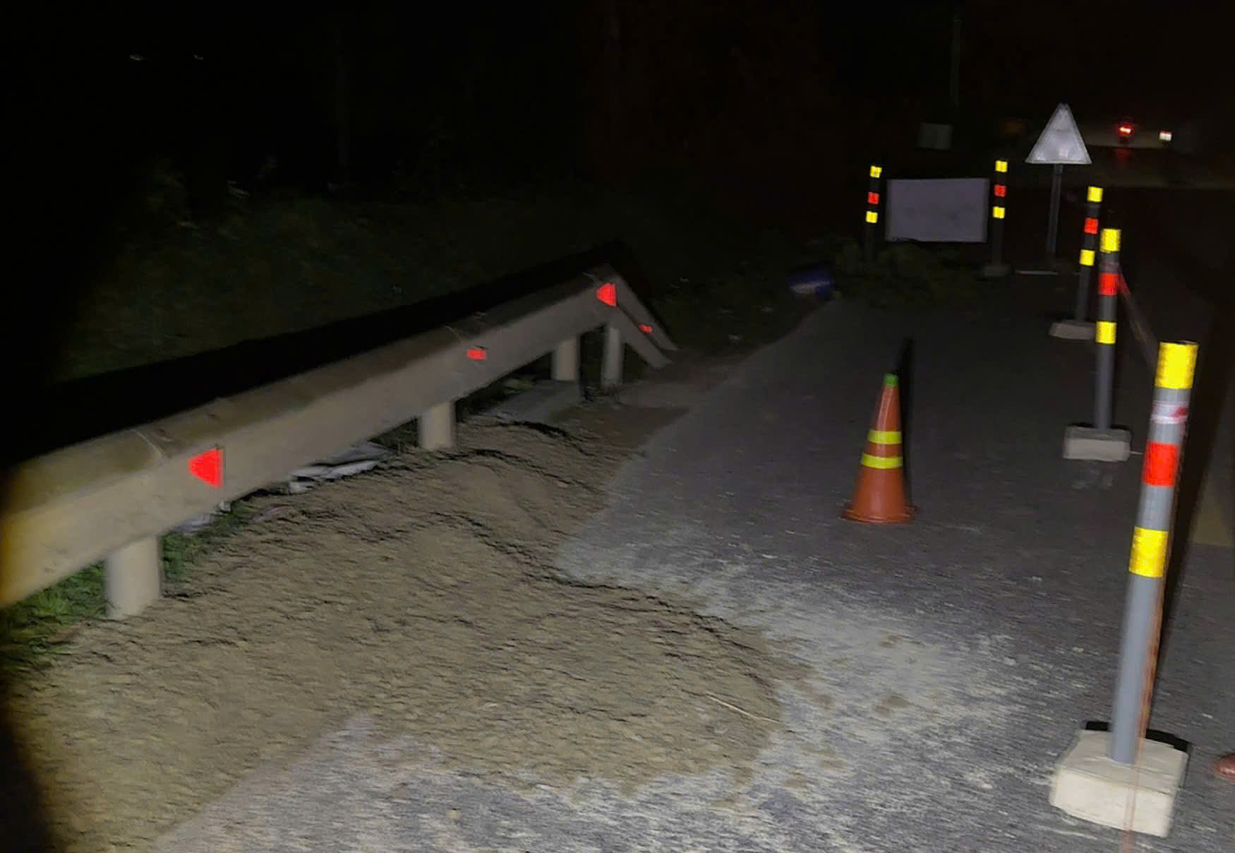 Xuất hiện hố sụt lún trên tuyến Quốc lộ 49 ở Huế- Ảnh 4. Xuất hiện hố sụt lún trên tuyến Quốc lộ 49 ở Huế- Ảnh 4.