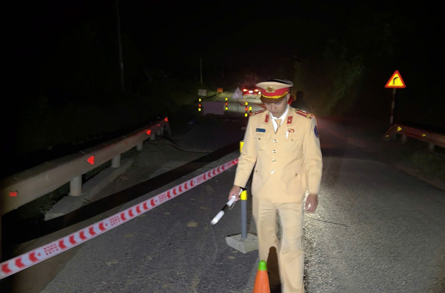 Xuất hiện hố sụt lún trên tuyến Quốc lộ 49 ở Huế- Ảnh 5. Xuất hiện hố sụt lún trên tuyến Quốc lộ 49 ở Huế- Ảnh 5.