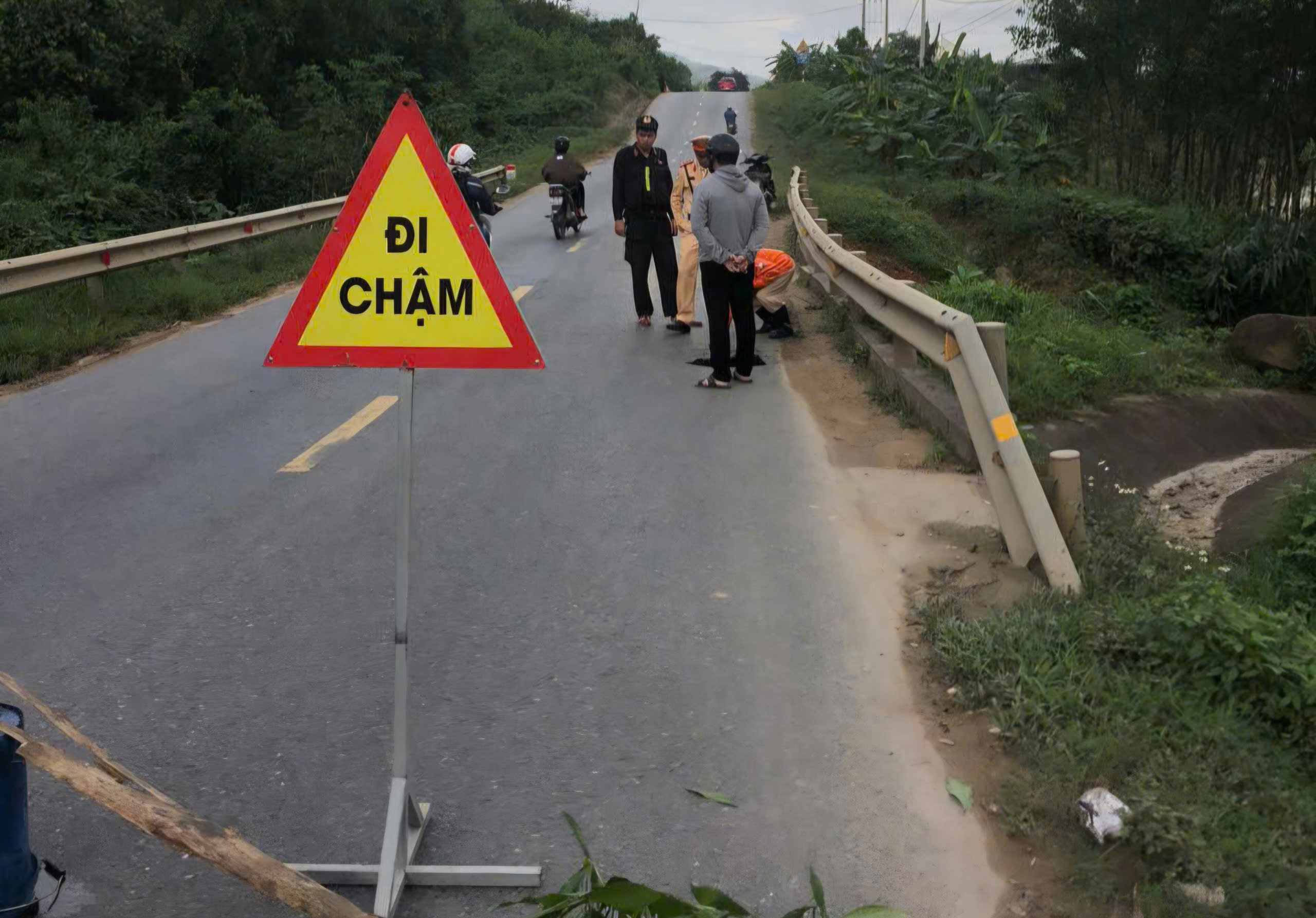 Xuất hiện hố sụt lún trên tuyến Quốc lộ 49 ở Huế- Ảnh 1. Xuất hiện hố sụt lún trên tuyến Quốc lộ 49 ở Huế- Ảnh 1.