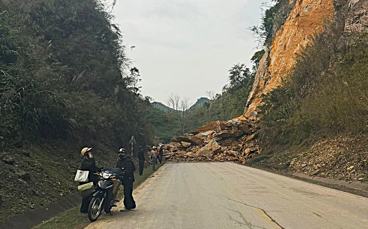 Sạt lở Quốc lộ 6 vùi lấp 3 người: Vẫn đang tiếp cận các nạn nhân- Ảnh 1. 3 người bị vùi lấp trong vụ sạt lở tại Quốc lộ 6