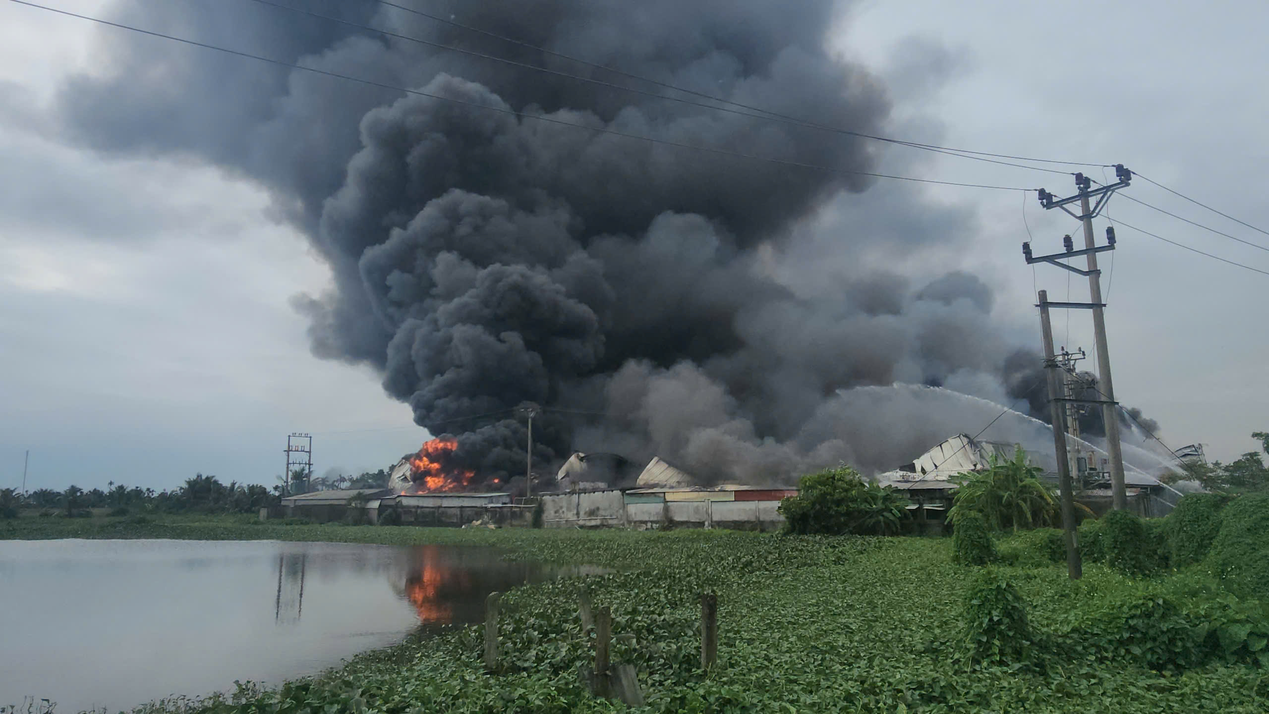 Cháy xưởng sản xuất giày da 12.000 m2 ở Hải Phòng- Ảnh 3. Cháy xưởng sản xuất giày da 12.000 m2 ở Hải Phòng- Ảnh 3.