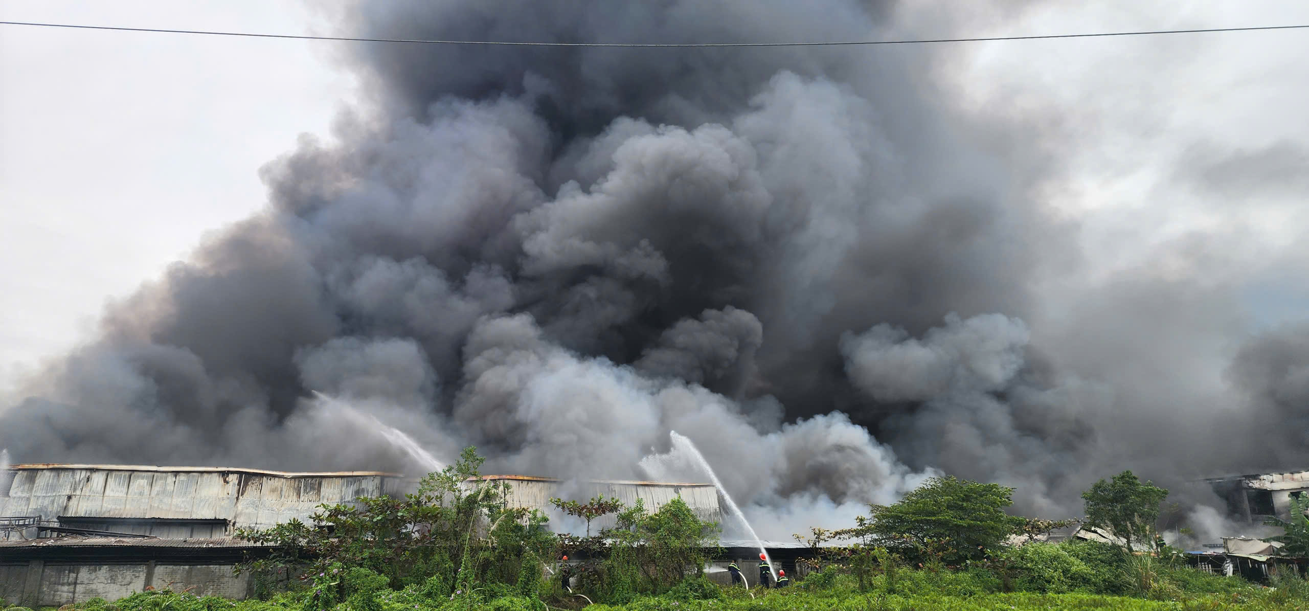 Cháy xưởng sản xuất giày da 12.000 m2 ở Hải Phòng- Ảnh 1. Cháy xưởng sản xuất giày da 12.000 m2 ở Hải Phòng- Ảnh 1.