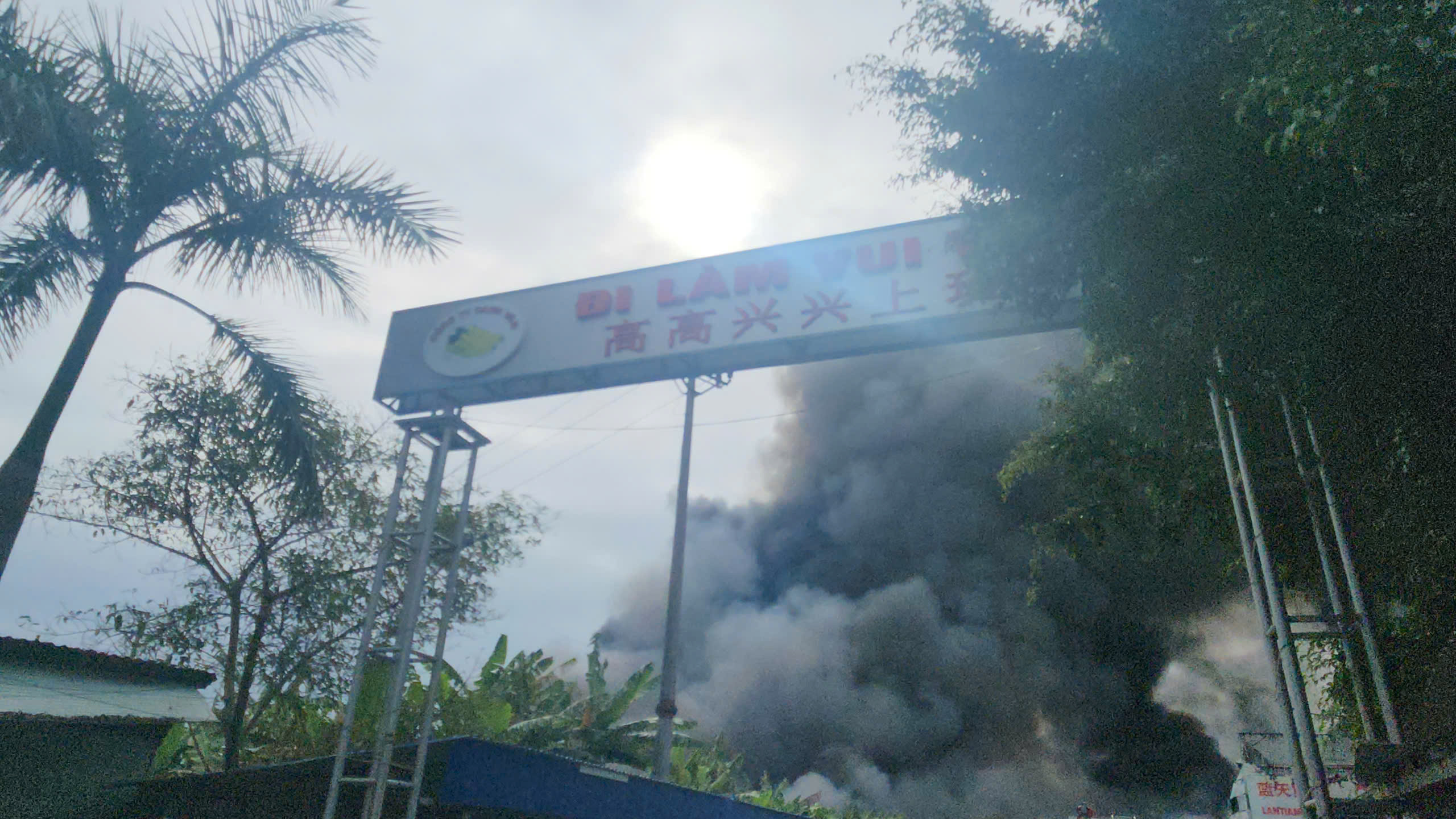 Cháy xưởng sản xuất giày da 12.000 m2 ở Hải Phòng- Ảnh 2. Cháy xưởng sản xuất giày da 12.000 m2 ở Hải Phòng- Ảnh 2.