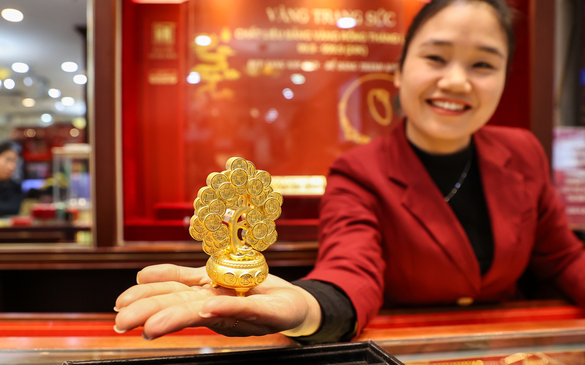 Giá vàng hôm nay ngày 15/12 đồng loạt tăng rất mạnh- Ảnh 2. Giá vàng hôm nay ngày 14/12 chốt tuần tăng rất mạnh, người mua lãi 2 bát phở