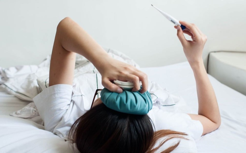 Khi mắc sốt xuất huyết, sốt không hạ có được tăng liều thuốc hạ sốt? 1 ha sot vat ly 17656996801491321961849 0 40 600 1000 crop 1765699873133471598260