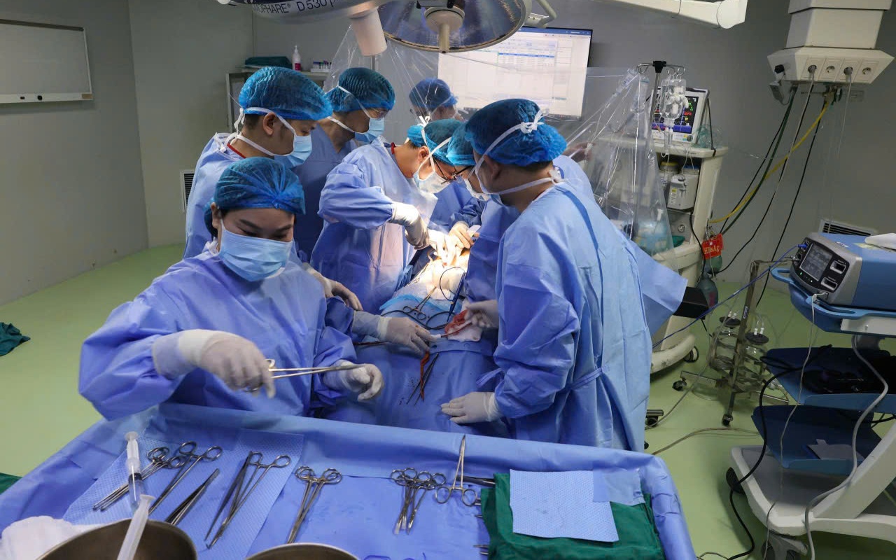 Trà sữa, bánh tráng trộn, nước tăng lực… nguy cơ khiến người trẻ suy thận- Ảnh 4. Người đàn ông chết não hiến tạng cứu 2 bệnh nhân suy thận