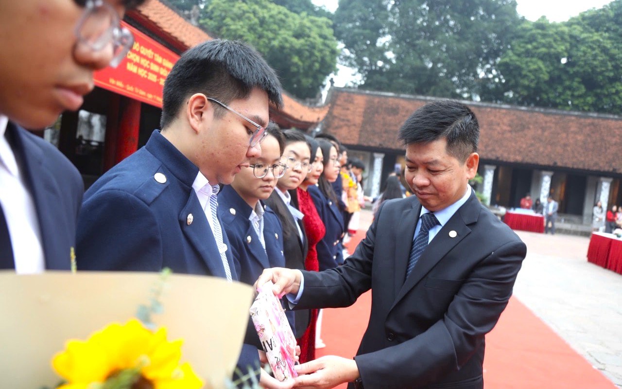 Bất ngờ mức thưởng kỷ lục cho học sinh giỏi Quốc gia, Quốc tế tại nhiều tỉnh thành