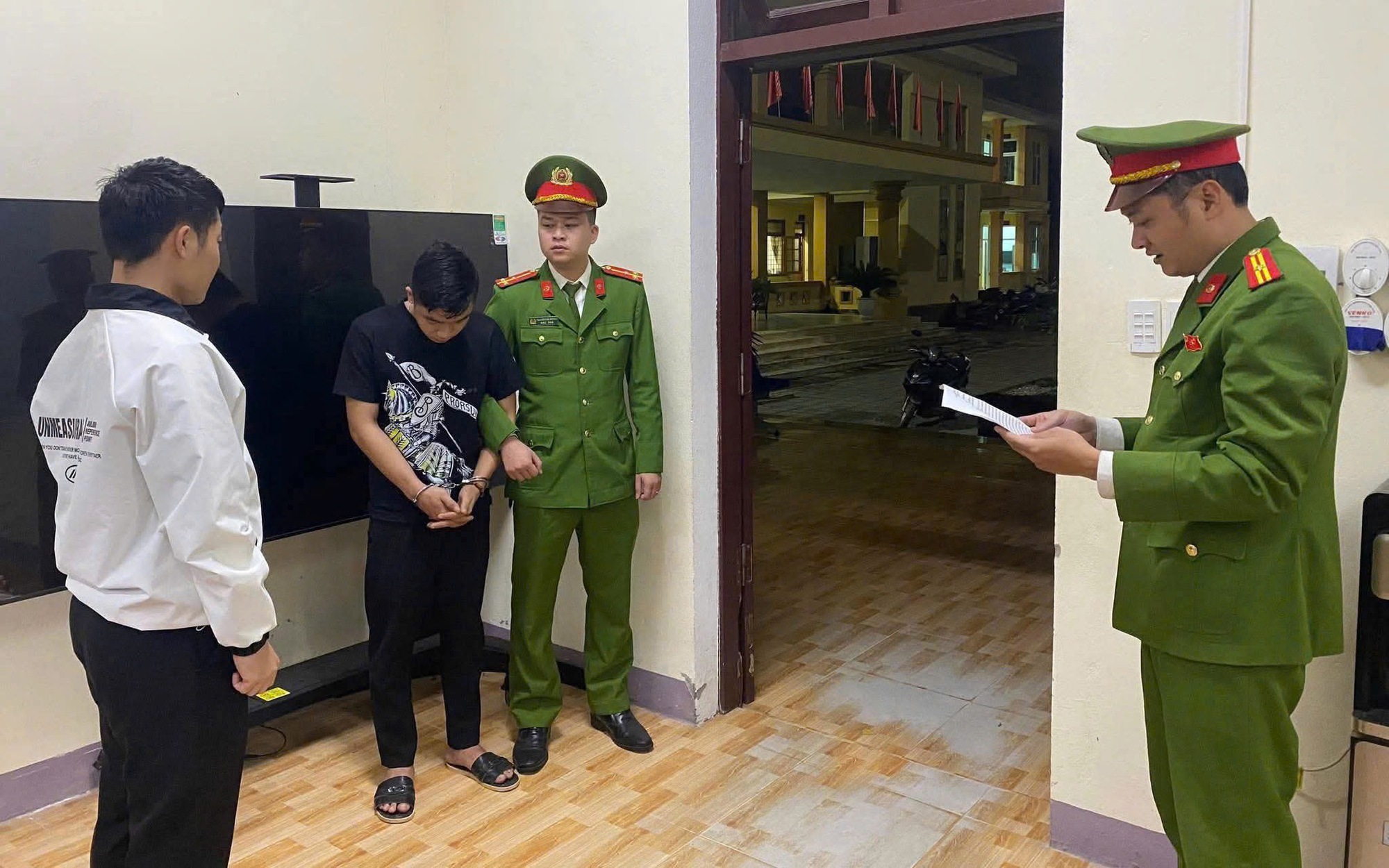 Phát hiện nhóm thanh niên cất giấu súng giữa khu dân cư ở Hà Nội- Ảnh 2. Phát hiện nhóm thanh niên cất giấu súng giữa khu dân cư ở Hà Nội- Ảnh 2.