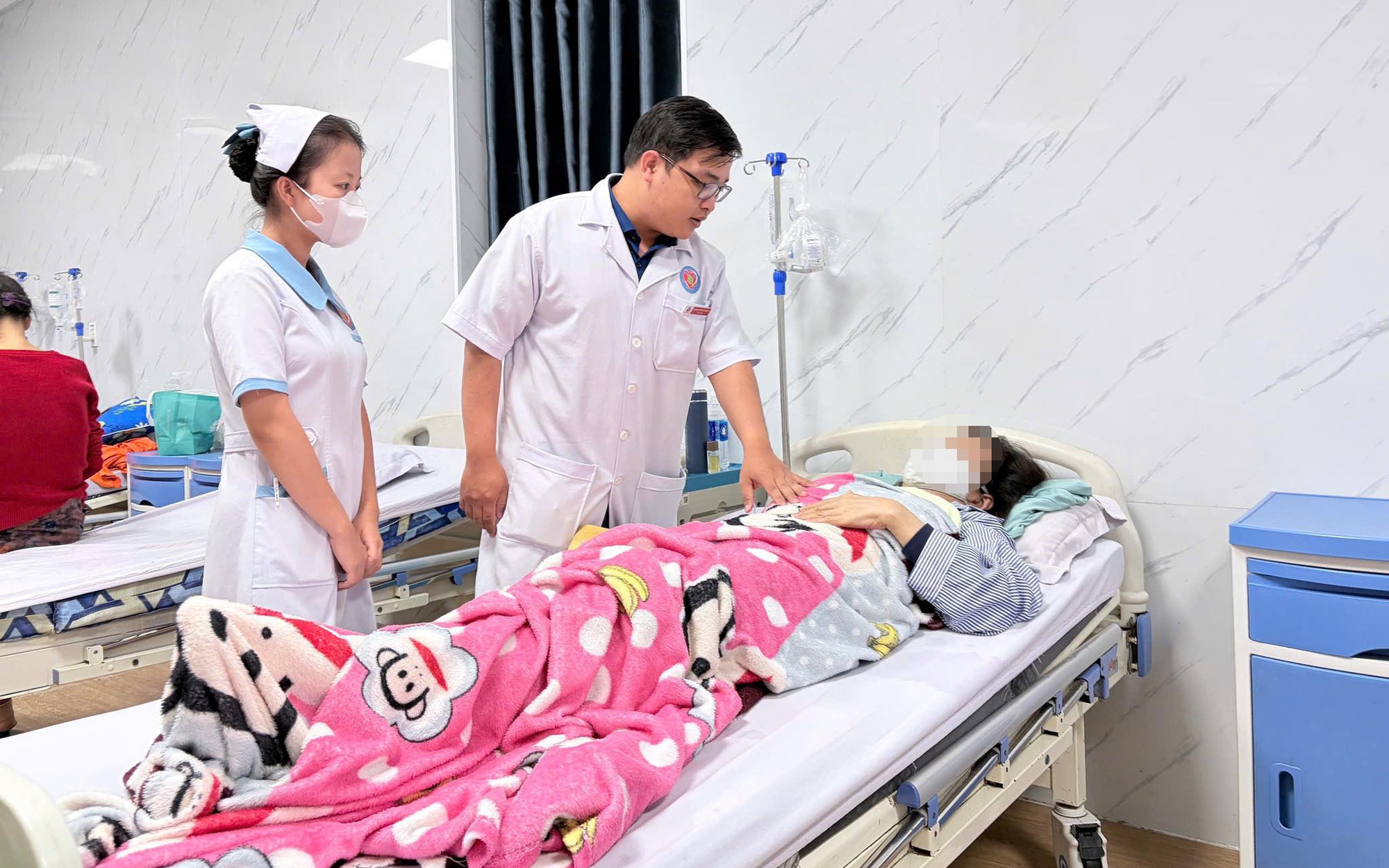 Lâm Đồng: Gần 40 người nhập viện sau khi ăn bánh mì tại cùng một tiệm- Ảnh 1. Vụ nghi ngộ độc bánh mì ở Quảng Ngãi: Lộ hàng loạt vi phạm an toàn thực phẩm